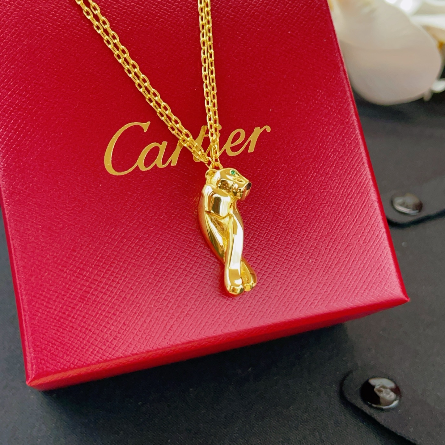 Cartier Panthere de Cartier necklace 18K yellow gold green tsavorite garnet eyes black onyx nose 42cm