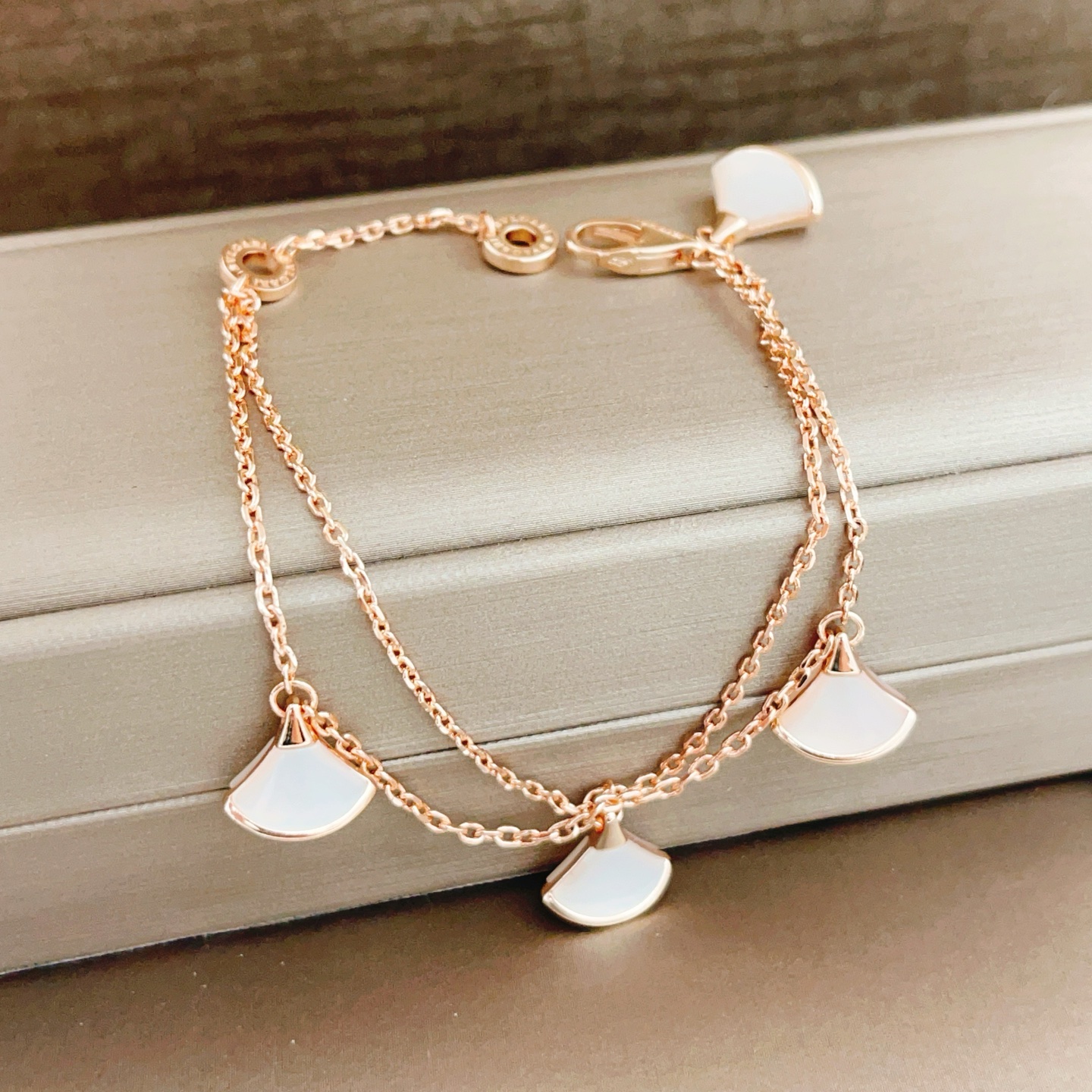 Bvlgari Divas Dream bracelet Rose gold with white mother-of-pearl 18cm adjustable