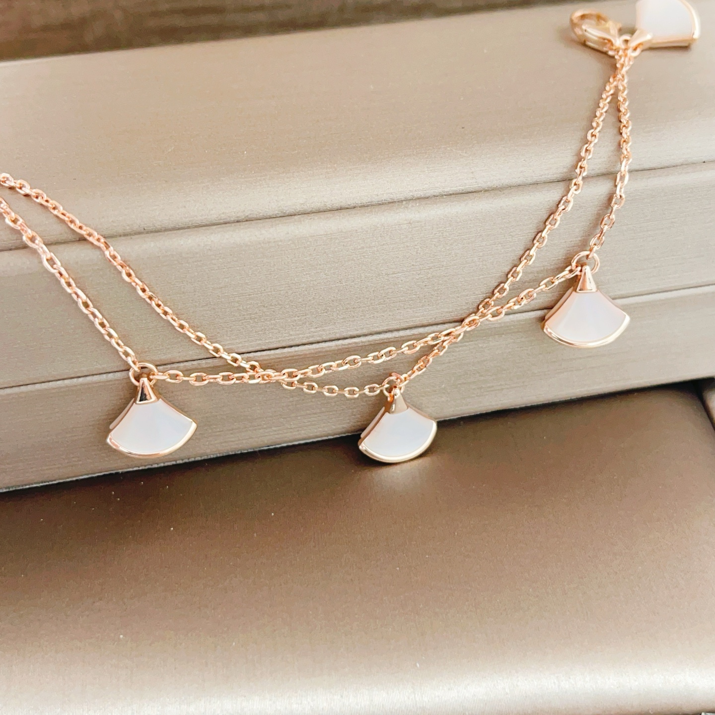 Bvlgari Divas Dream bracelet Rose gold with white mother-of-pearl 18cm adjustable