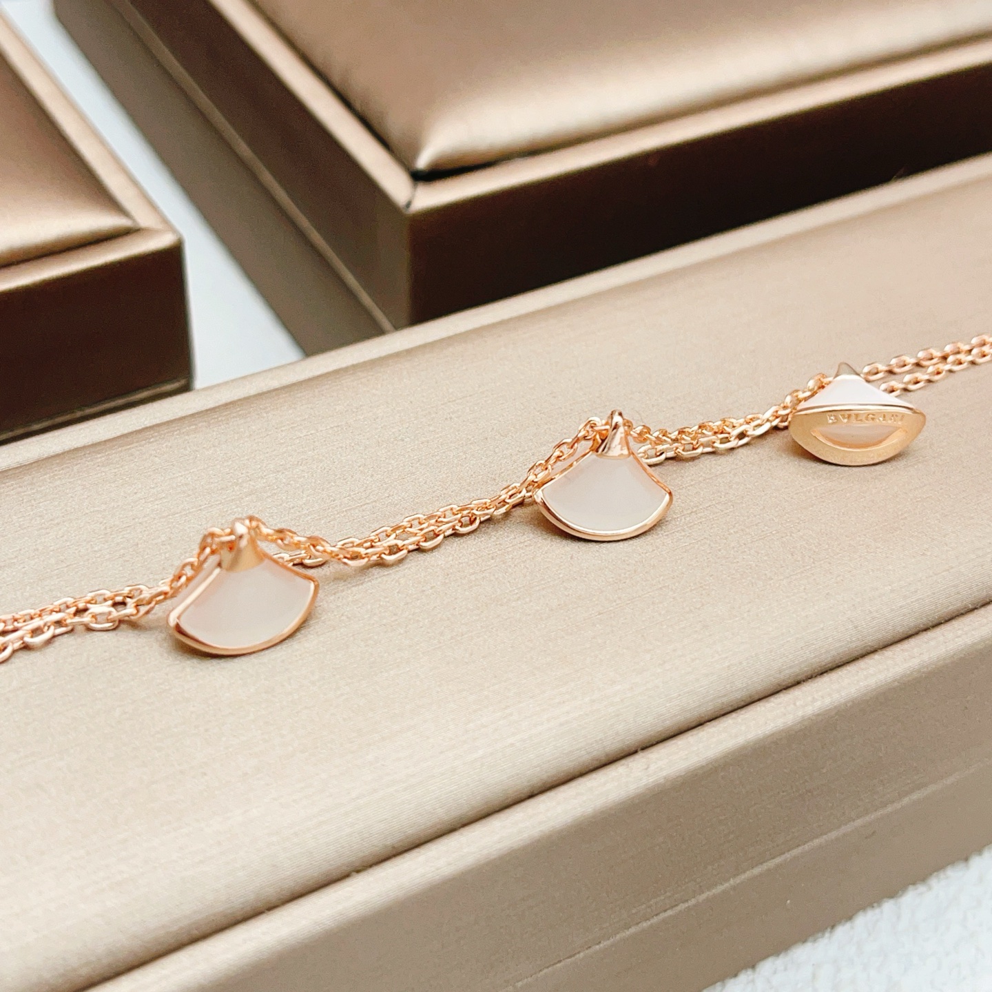 Bvlgari Divas Dream bracelet Rose gold with white mother-of-pearl 18cm adjustable