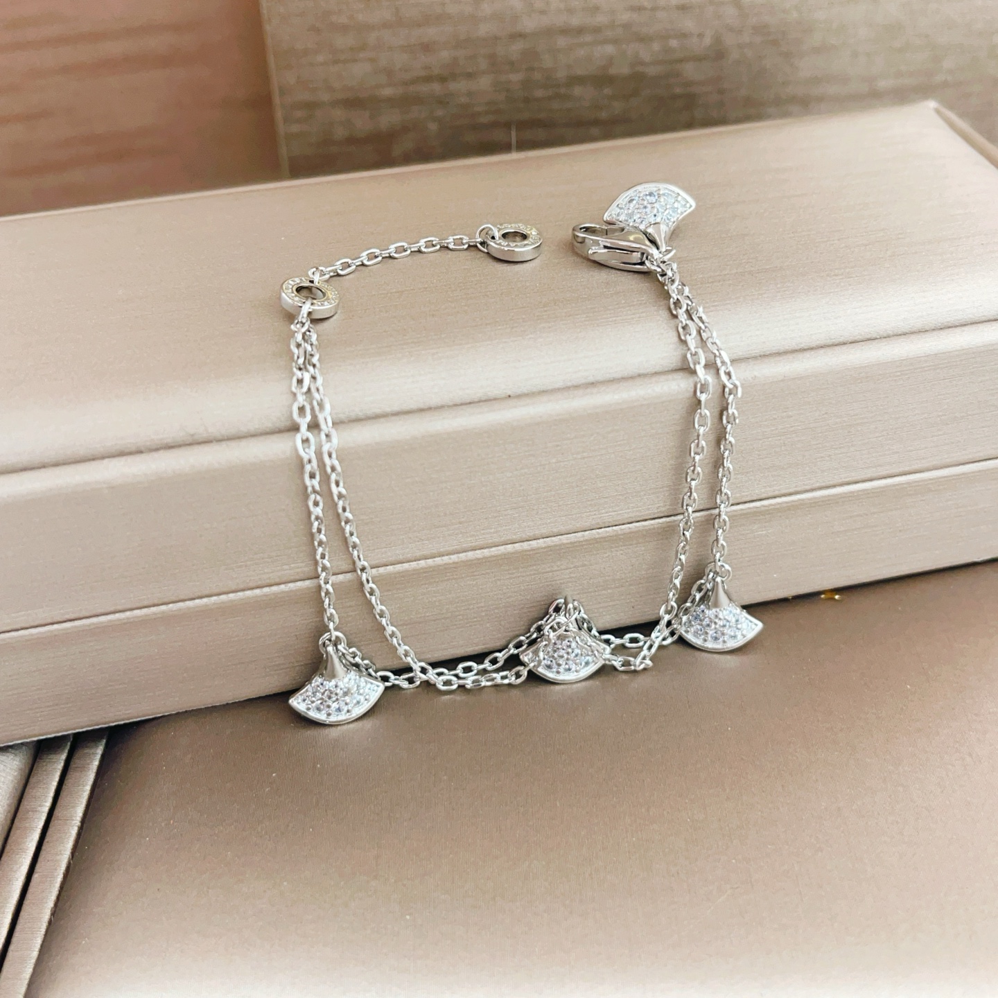 Bvlgari Divas Dream bracelet Silver-toned metal with clear pave diamonds 18cm