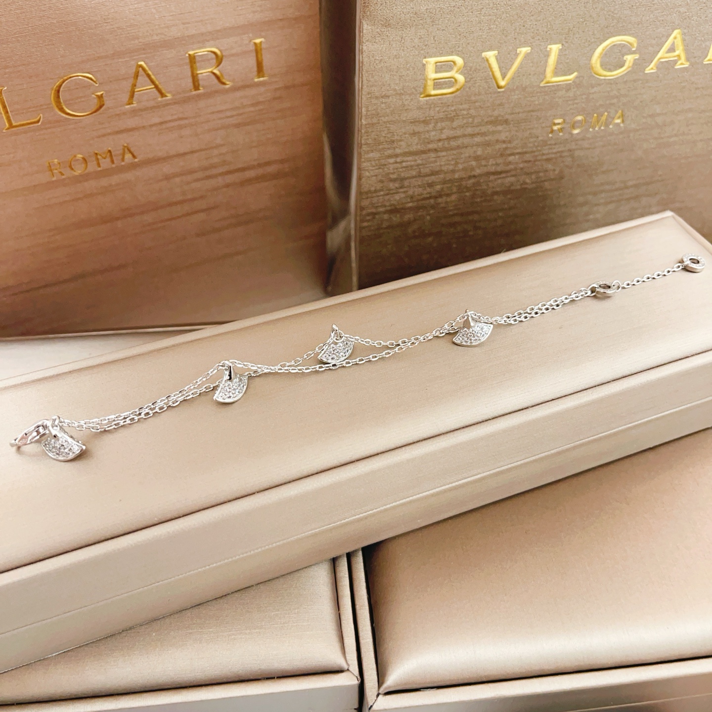Bvlgari Divas Dream bracelet Silver-toned metal with clear pave diamonds 18cm