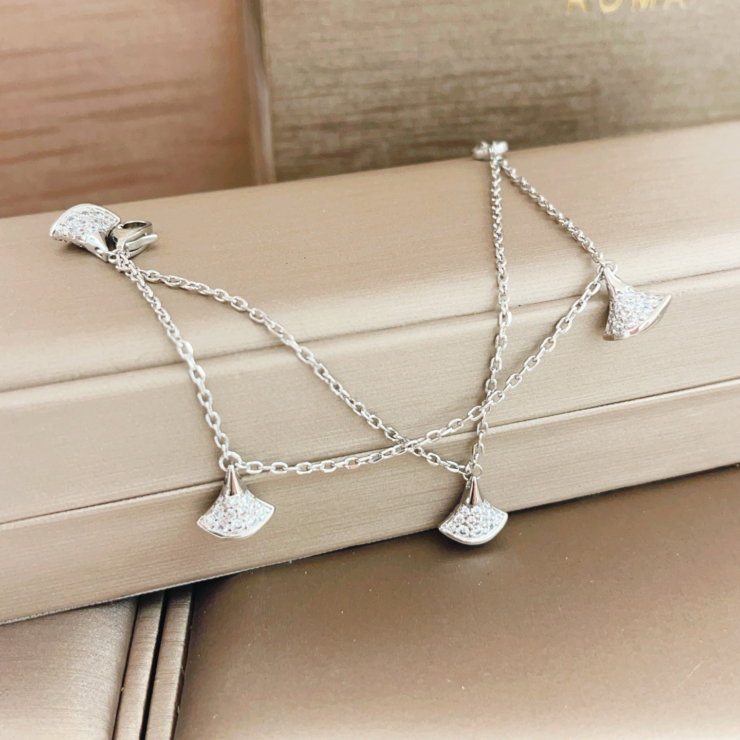 Bvlgari Divas Dream bracelet Silver-toned metal with clear pave diamonds 18cm