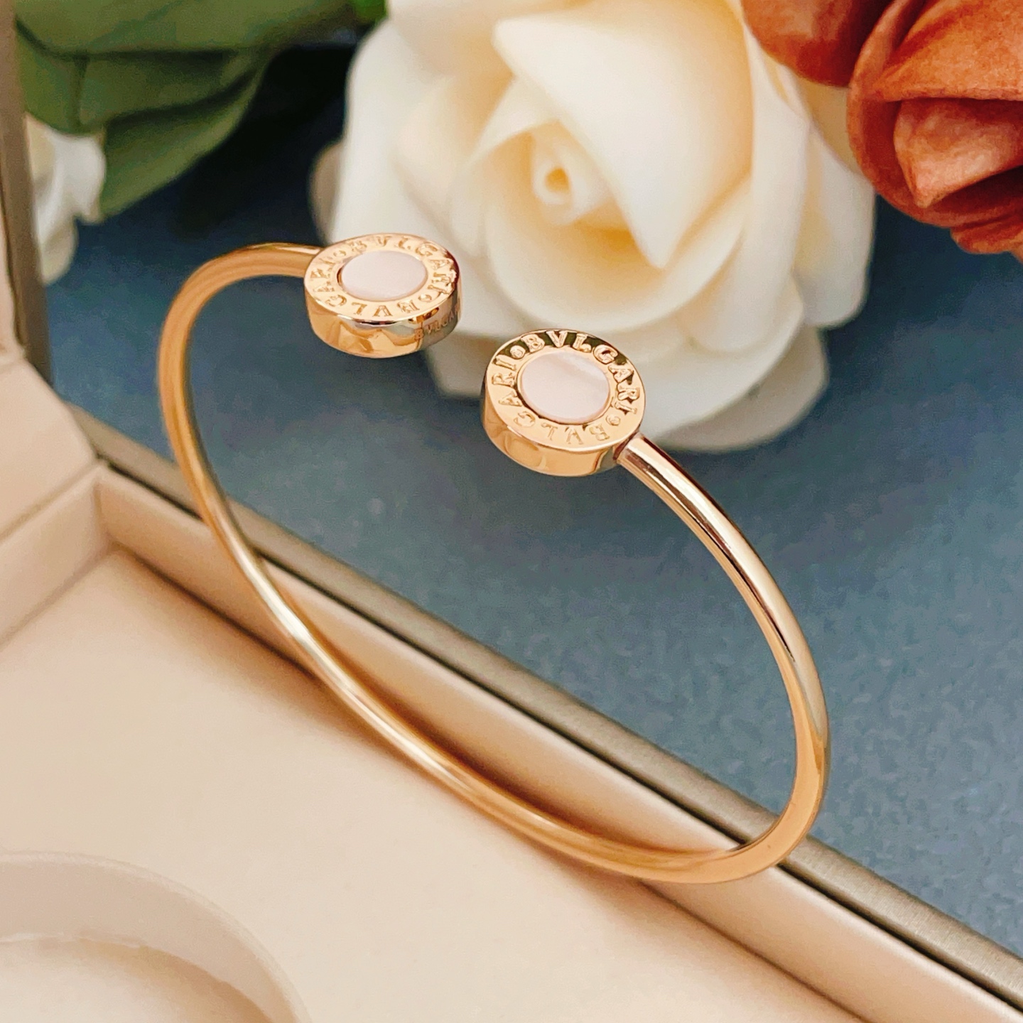 Bvlgari Bvlgari Bvlgari bracelet Rose gold with white mother-of-pearl inlays One size fits all
