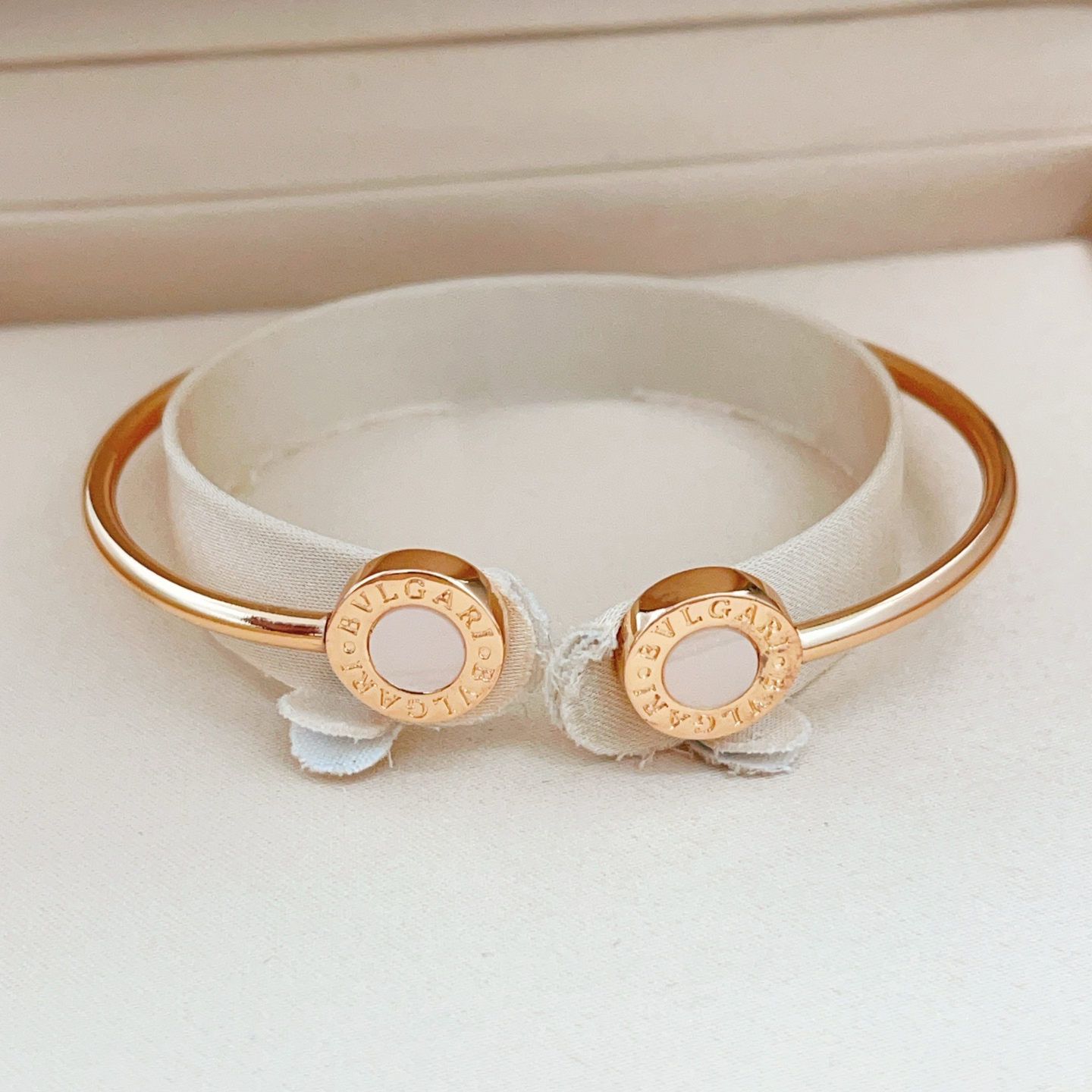 Bvlgari Bvlgari Bvlgari bracelet Rose gold with white mother-of-pearl inlays One size fits all
