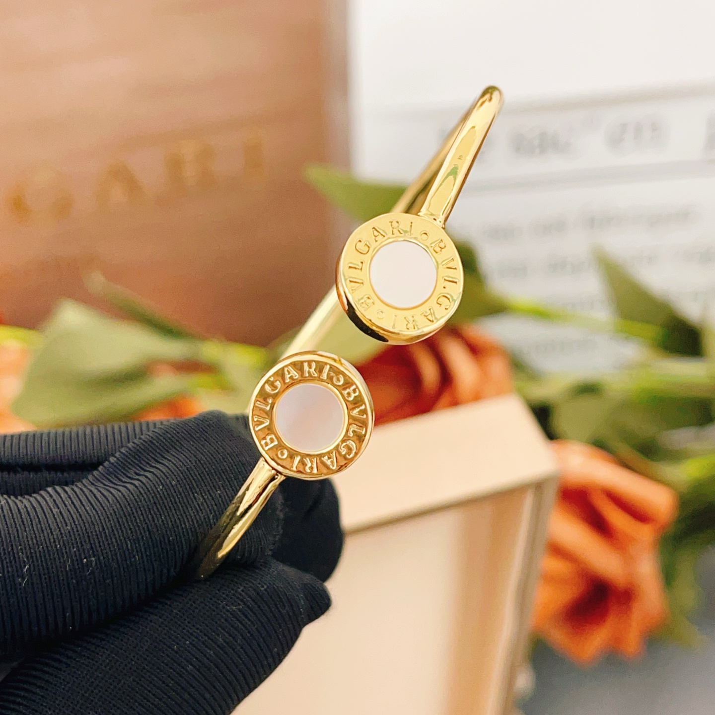 Bvlgari Bvlgari Bvlgari bracelet Yellow gold with white mother-of-pearl inlays One size fits all