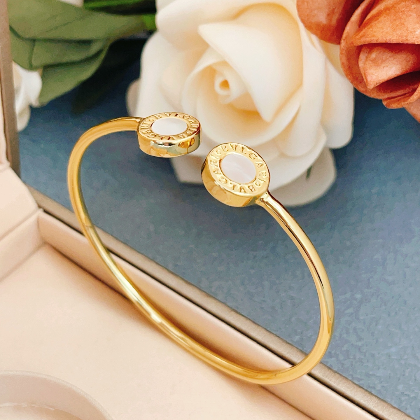 Bvlgari Bvlgari Bvlgari bracelet Yellow gold with white mother-of-pearl inlays One size fits all
