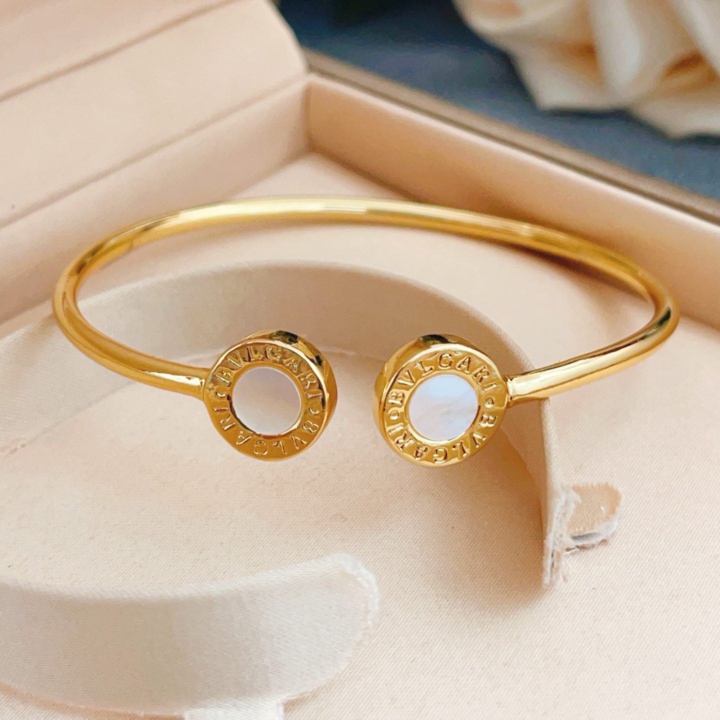 Bvlgari Bvlgari Bvlgari bracelet Yellow gold with white mother-of-pearl inlays One size fits all