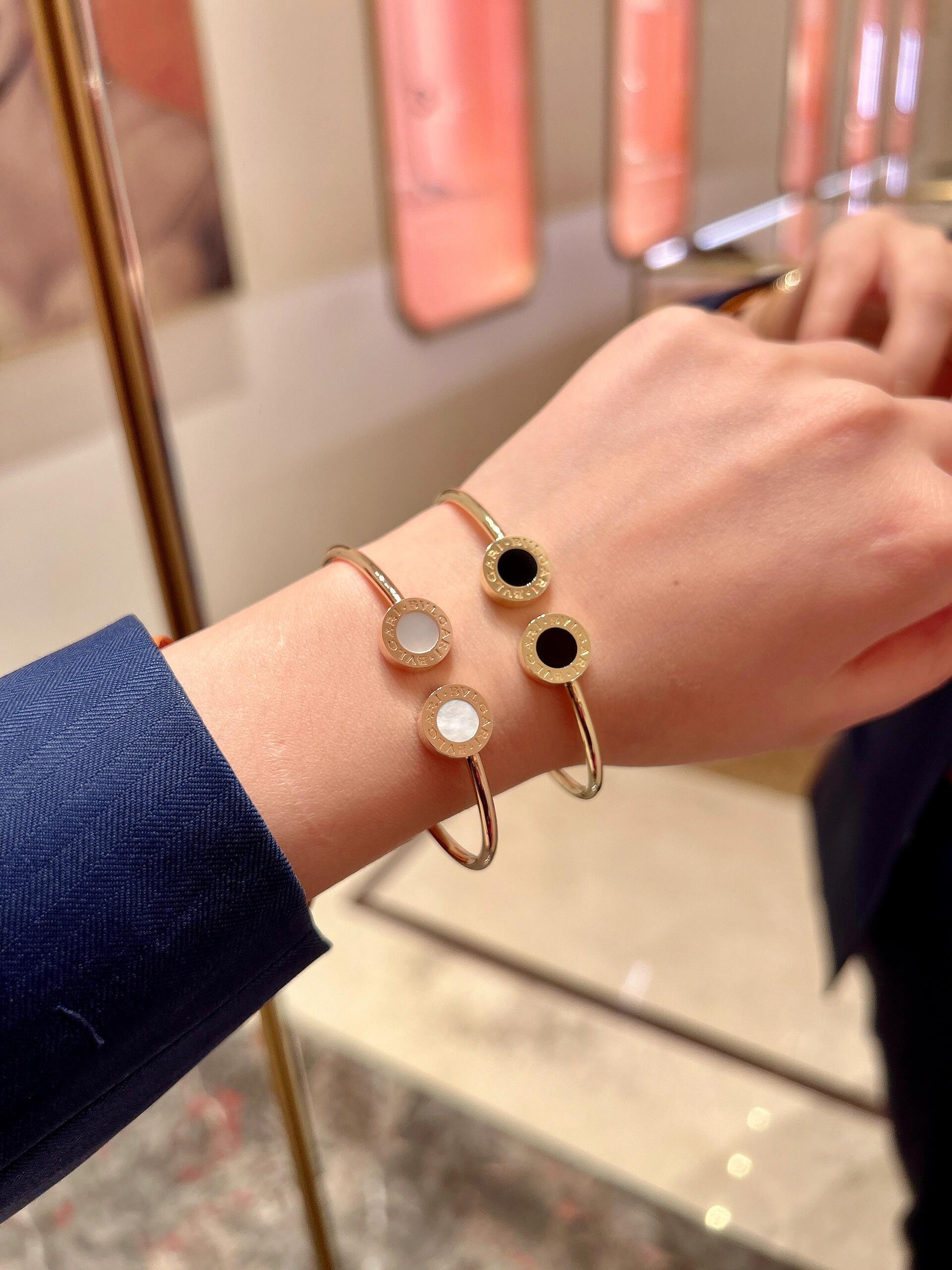 Bvlgari Bvlgari Bvlgari bracelet Yellow gold with white mother-of-pearl inlays One size fits all