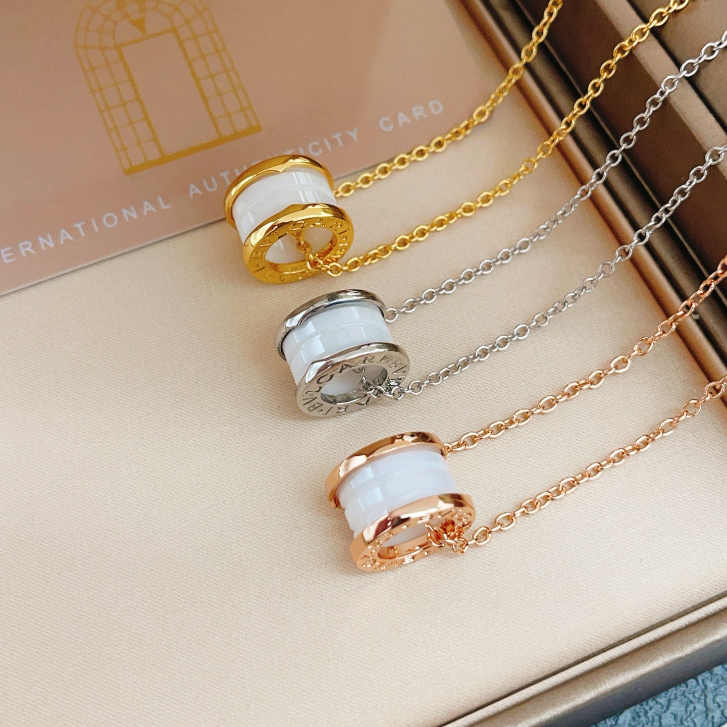 Bvlgari B zero1 necklace yellow gold with white ceramic 45cm with 5cm extender