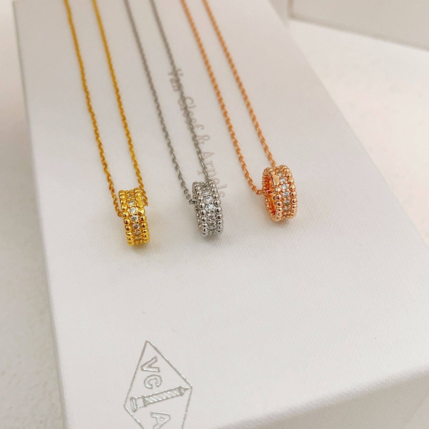 Collana Van Cleef Arpels Perlee Oro rosa con accenti di diamanti chiari 42 cm