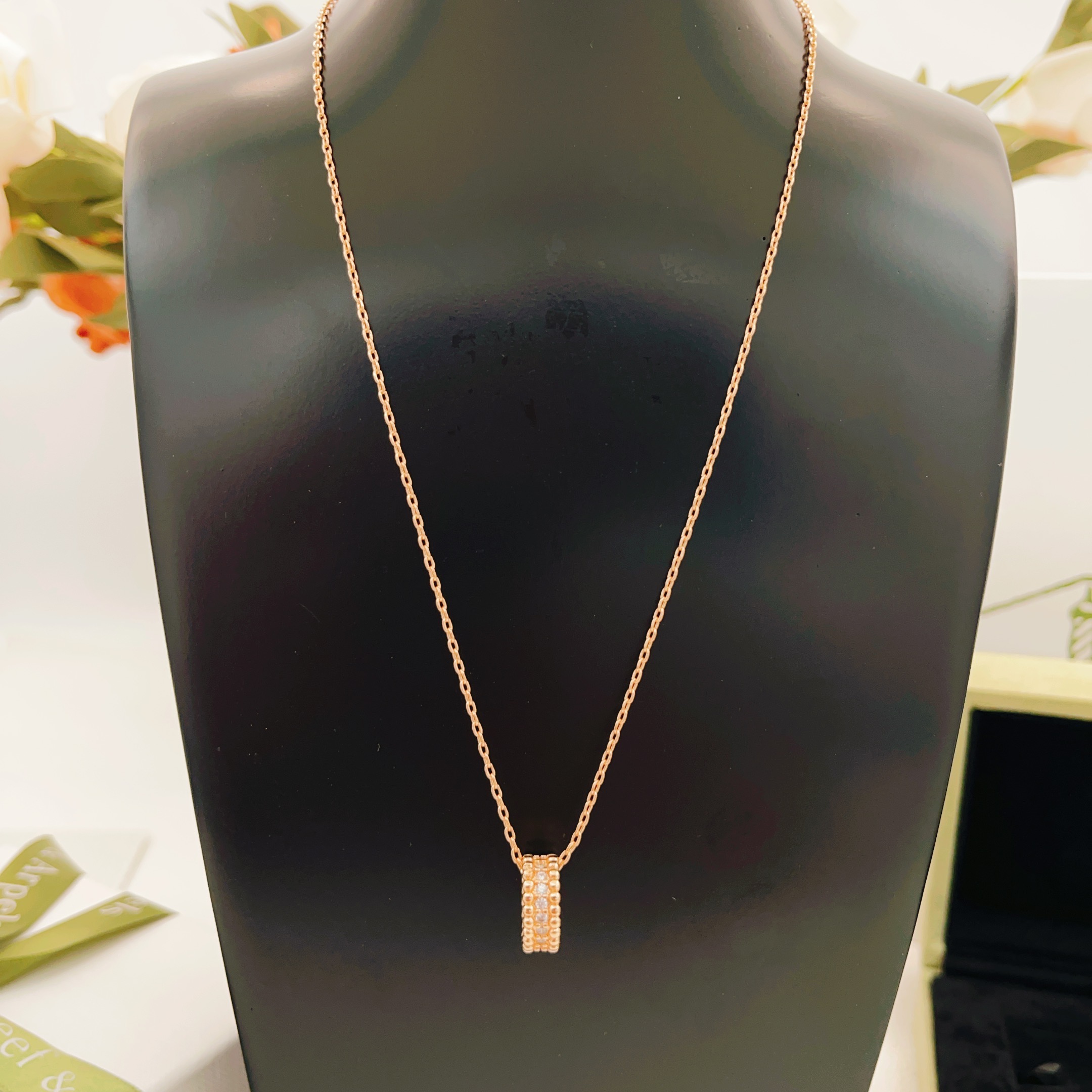 Collana Van Cleef Arpels Perlee Oro rosa con accenti di diamanti chiari 42 cm