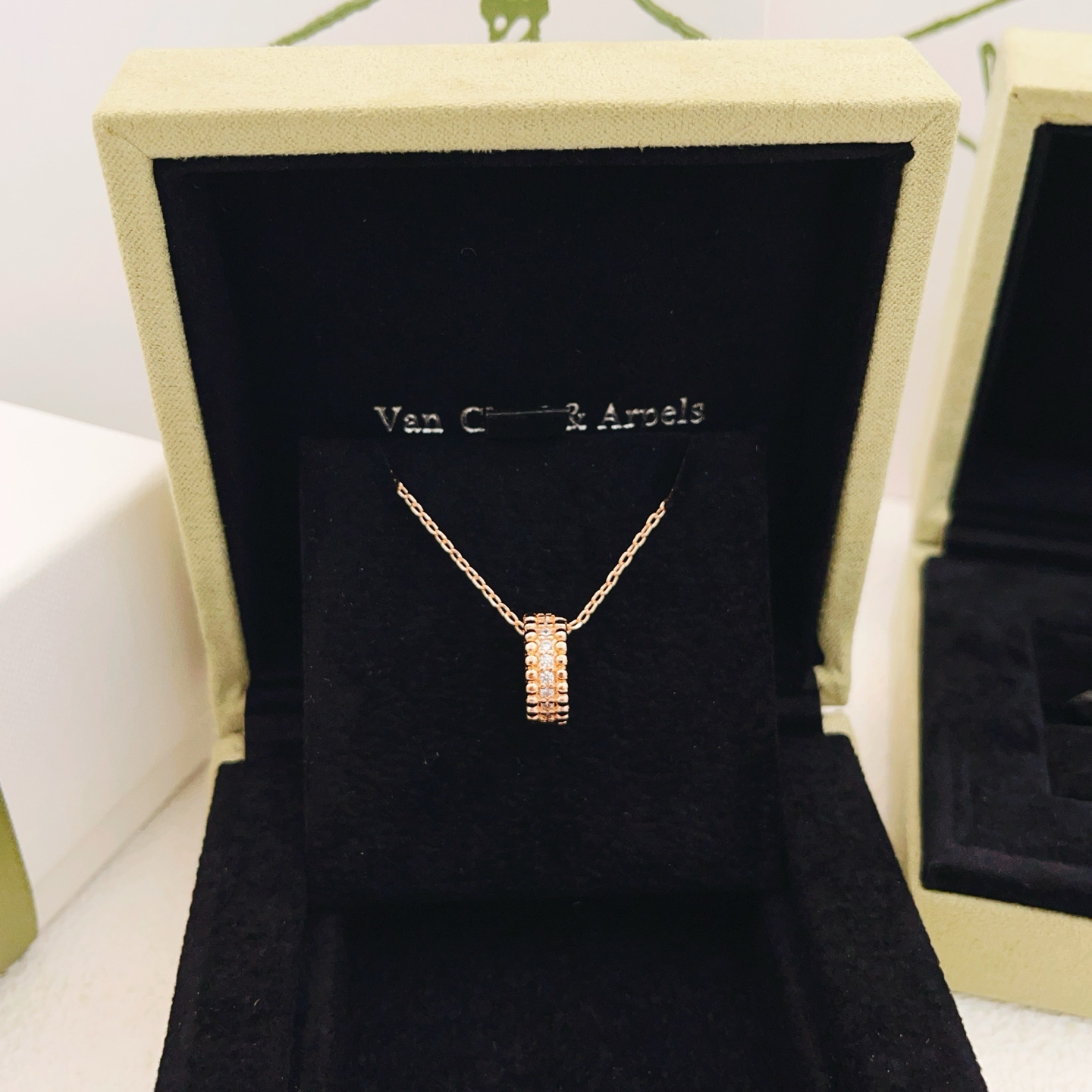 Collana Van Cleef Arpels Perlee Oro rosa con accenti di diamanti chiari 42 cm