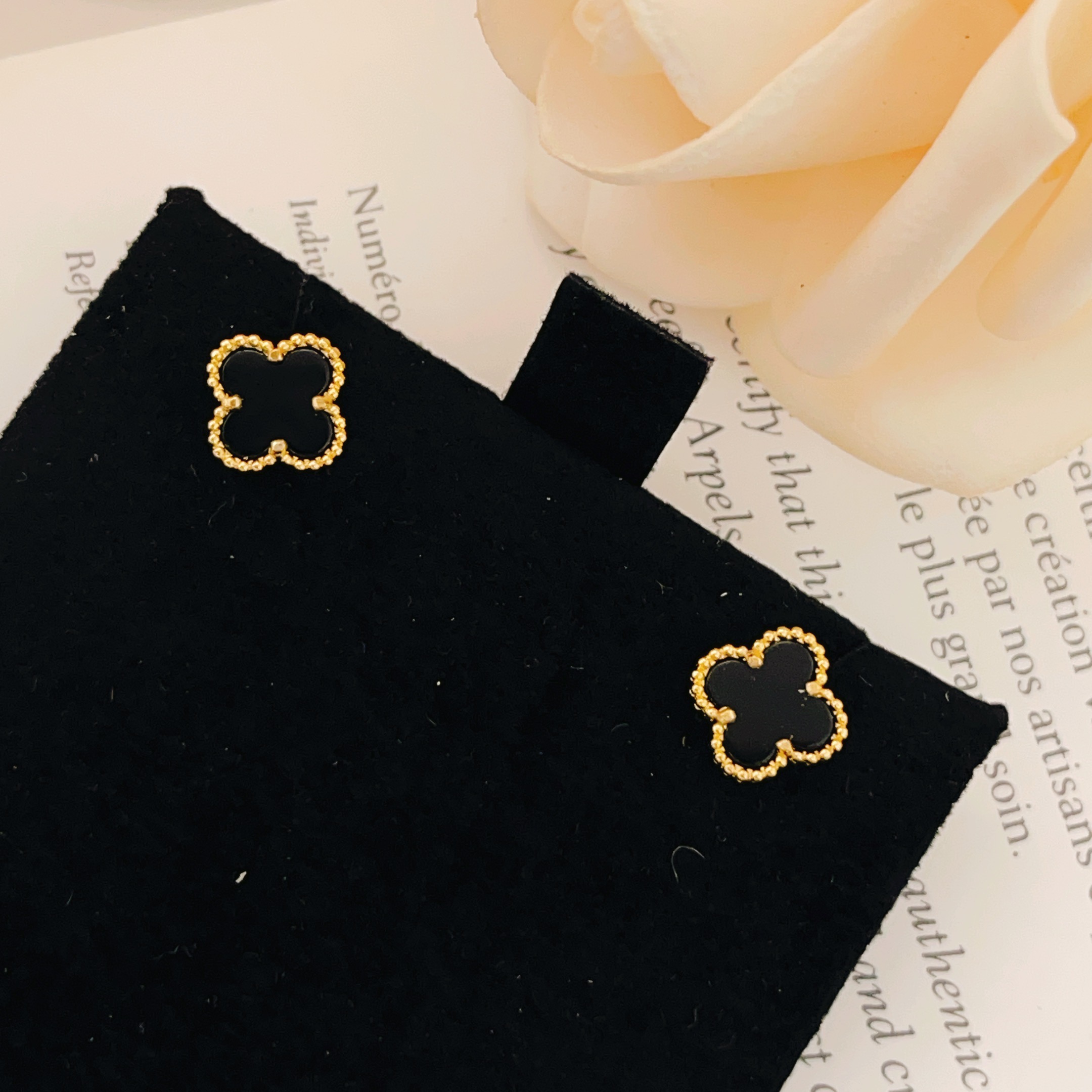 Van Cleef Arpels Sweet Alhambra earrings yellow gold metal with black onyx inlay 9 5mm motif diameter