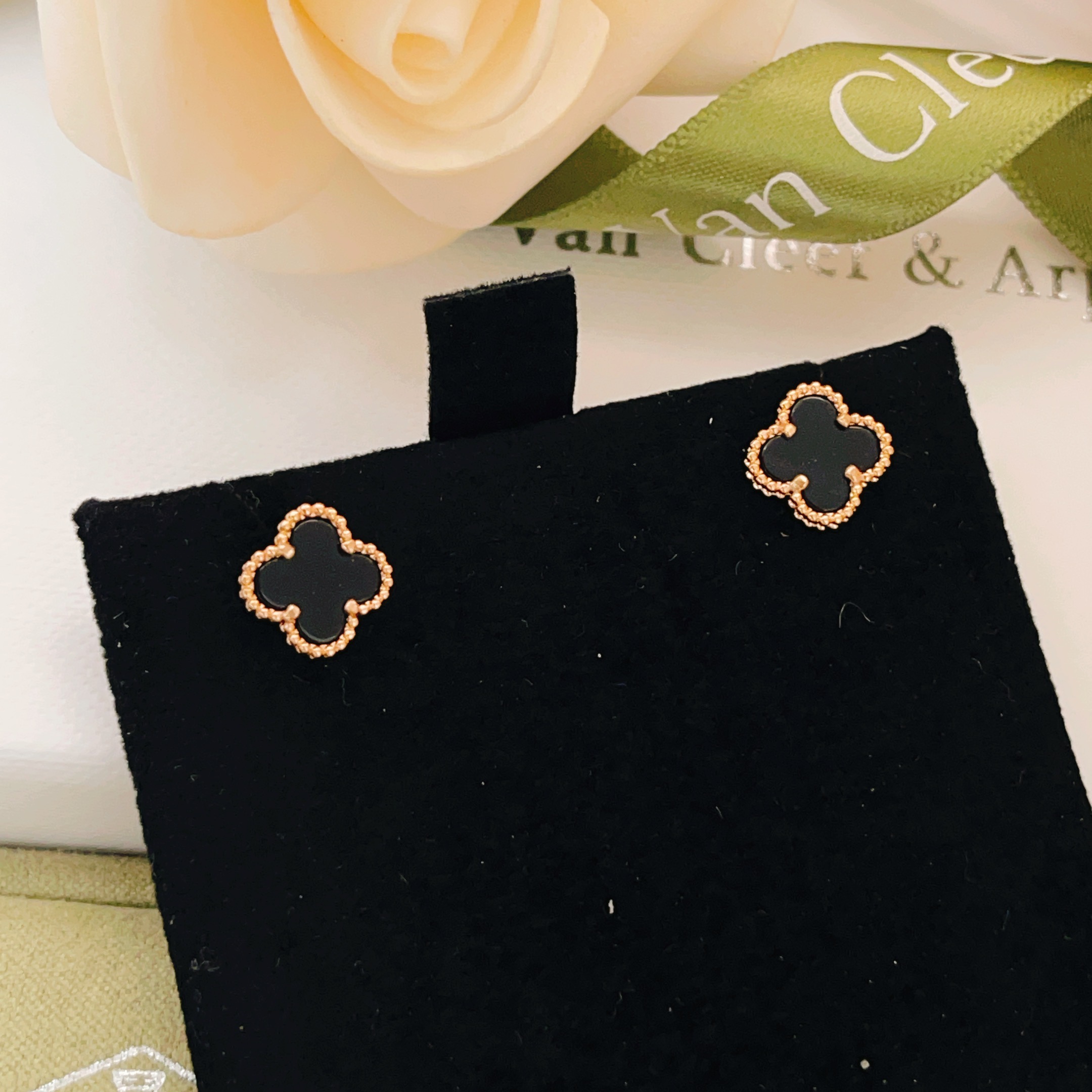 Van Cleef Arpels Sweet Alhambra earrings rose gold metal with black onyx stone 9 5mm motif diameter