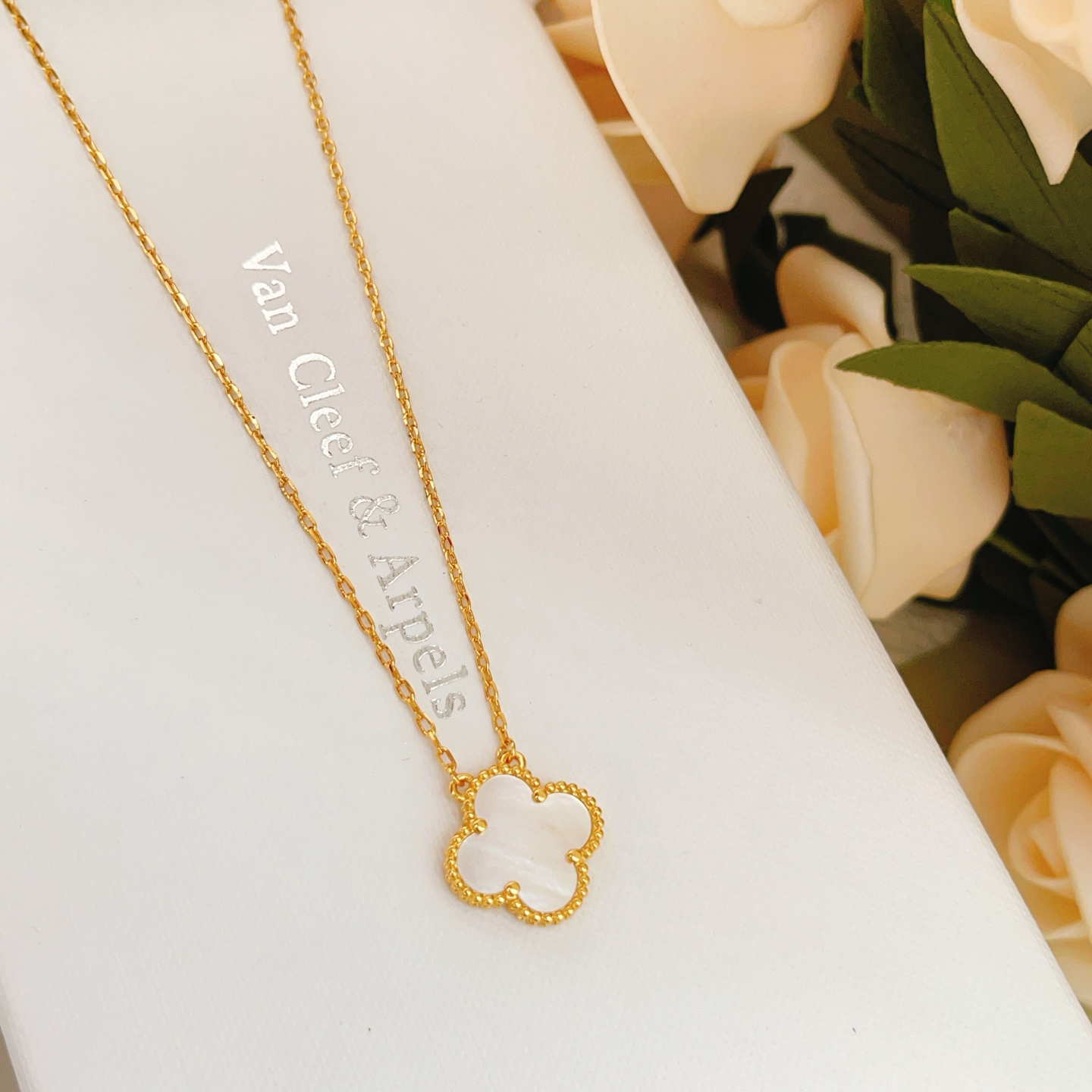 Collana Van Cleef Arpels Alhambra Oro giallo madreperla bianca 42 cm