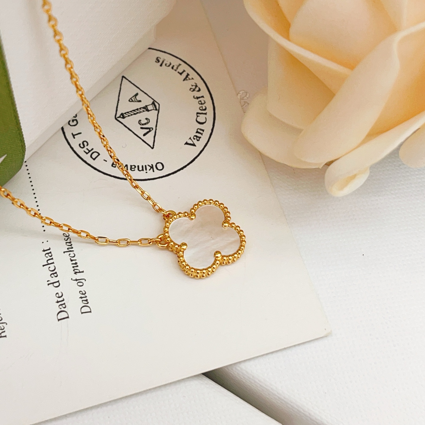 Collana Van Cleef Arpels Alhambra Oro giallo madreperla bianca 42 cm