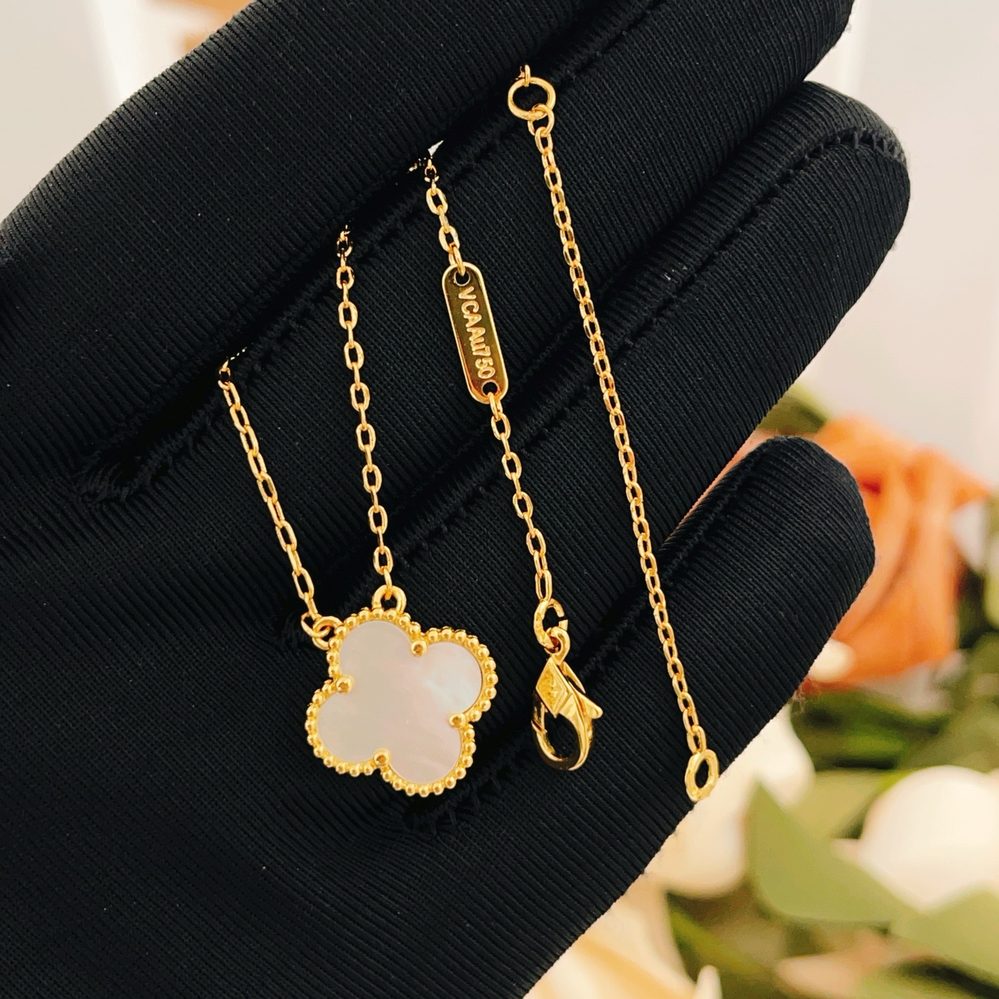 Collana Van Cleef Arpels Alhambra Oro giallo madreperla bianca 42 cm