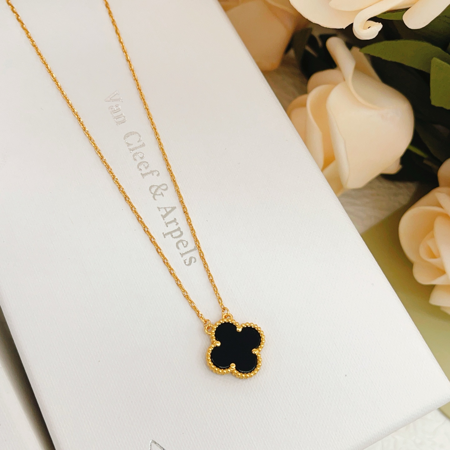 Collana Van Cleef Arpels Vintage Alhambra in oro giallo 18 carati con onice nero 42 cm