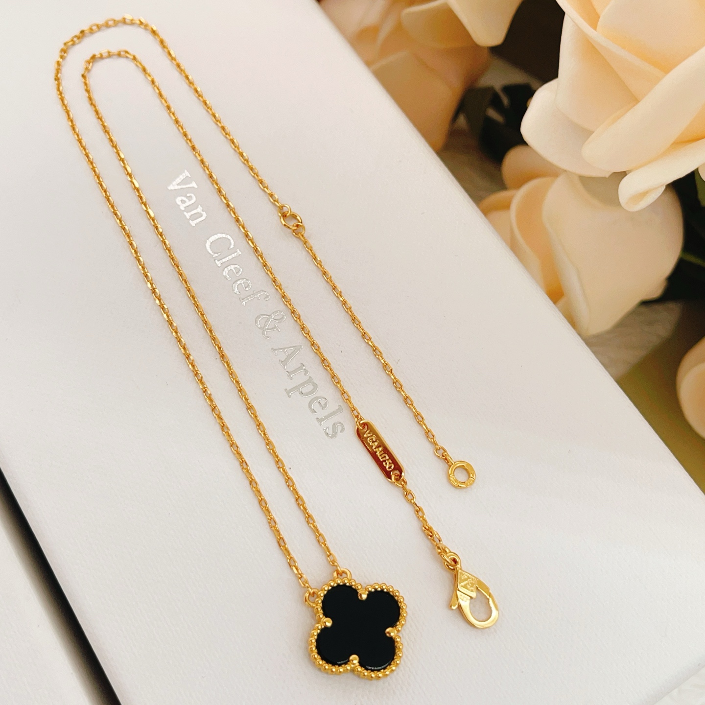 Collana Van Cleef Arpels Vintage Alhambra in oro giallo 18 carati con onice nero 42 cm
