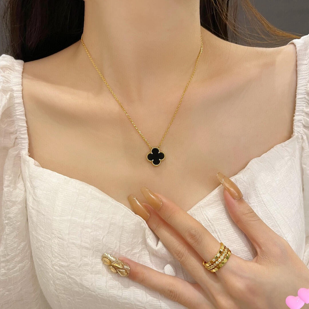 Collana Van Cleef Arpels Vintage Alhambra in oro giallo 18 carati con onice nero 42 cm