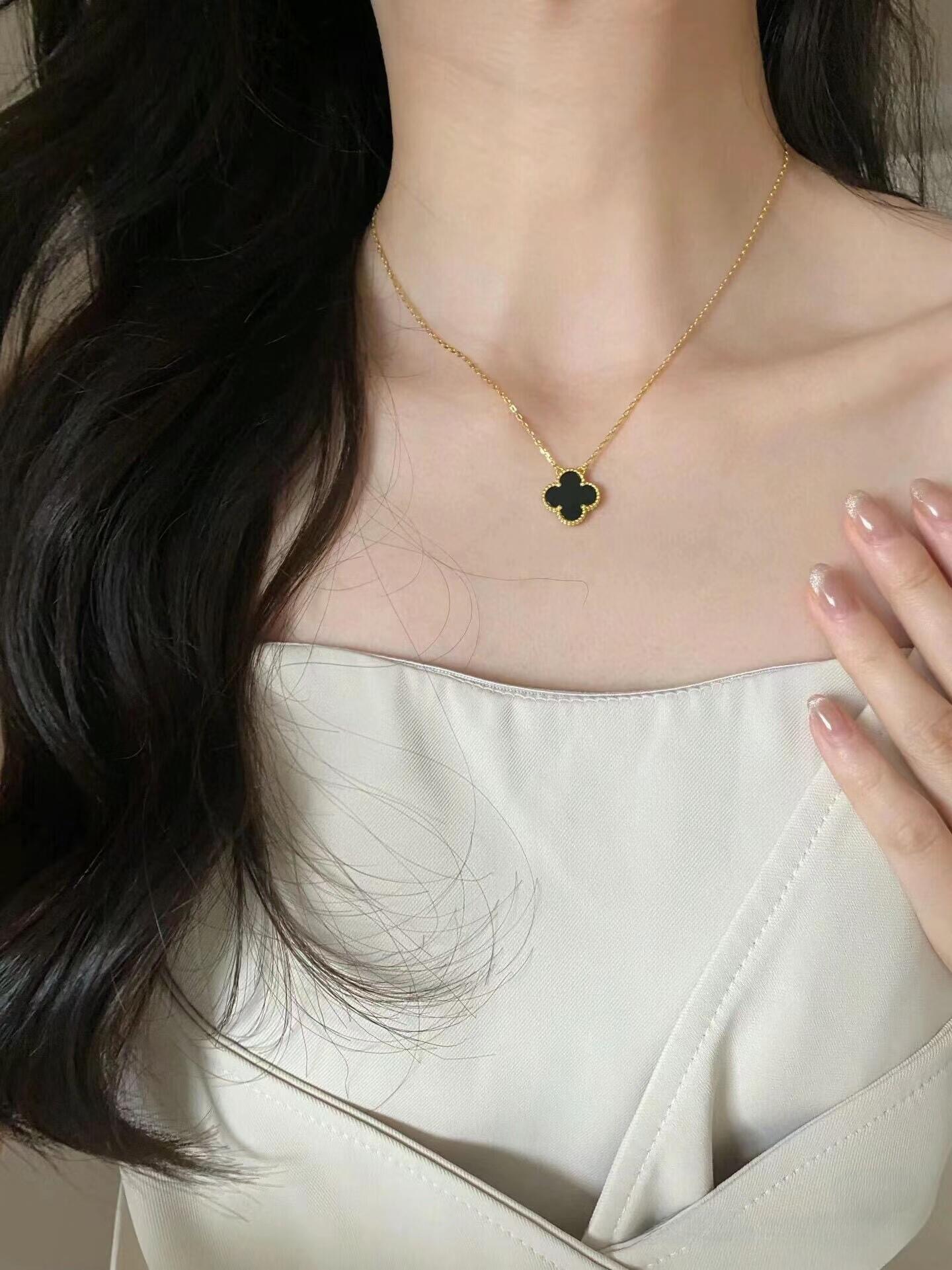 Collana Van Cleef Arpels Vintage Alhambra in oro giallo 18 carati con onice nero 42 cm