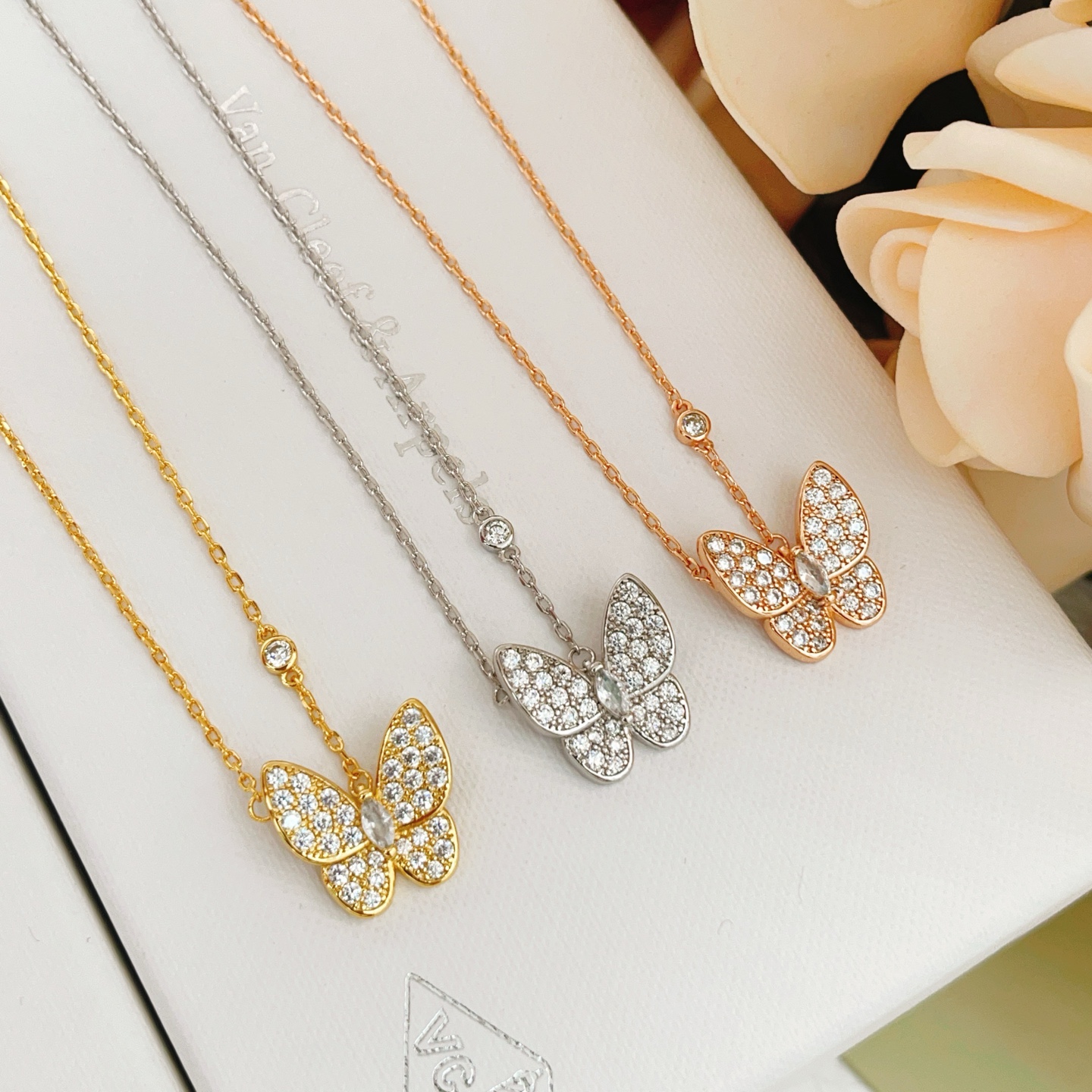 Collana Van Cleef Arpels Two Butterfly in oro giallo con pavé di diamanti trasparenti da 42 cm con prolunga da 5 cm