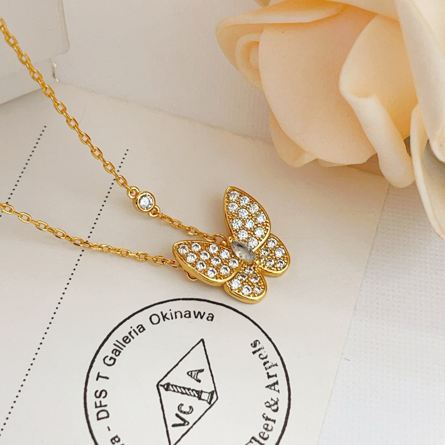 Collana Van Cleef Arpels Two Butterfly in oro giallo con pavé di diamanti trasparenti da 42 cm con prolunga da 5 cm