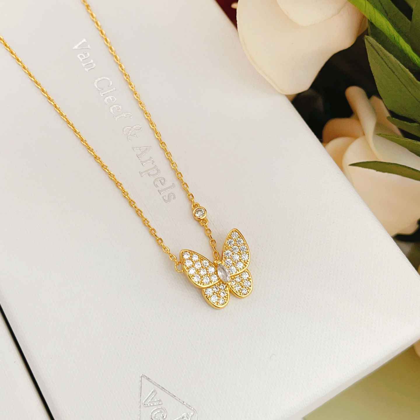 Collana Van Cleef Arpels Two Butterfly in oro giallo con pavé di diamanti trasparenti da 42 cm con prolunga da 5 cm