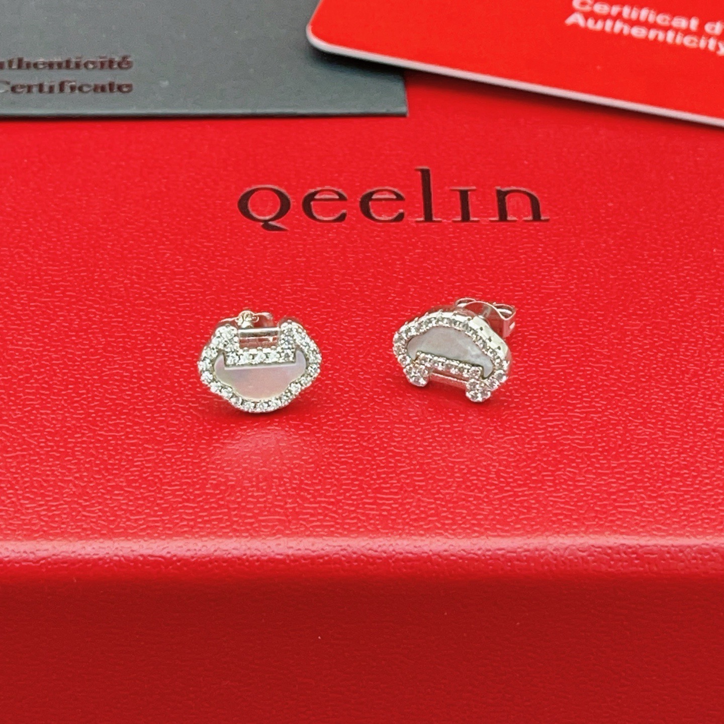 Qeelin ZP Yu Yi Lock earrings 18K white gold white mother-of-pearl clear diamond 8mm stud diameter