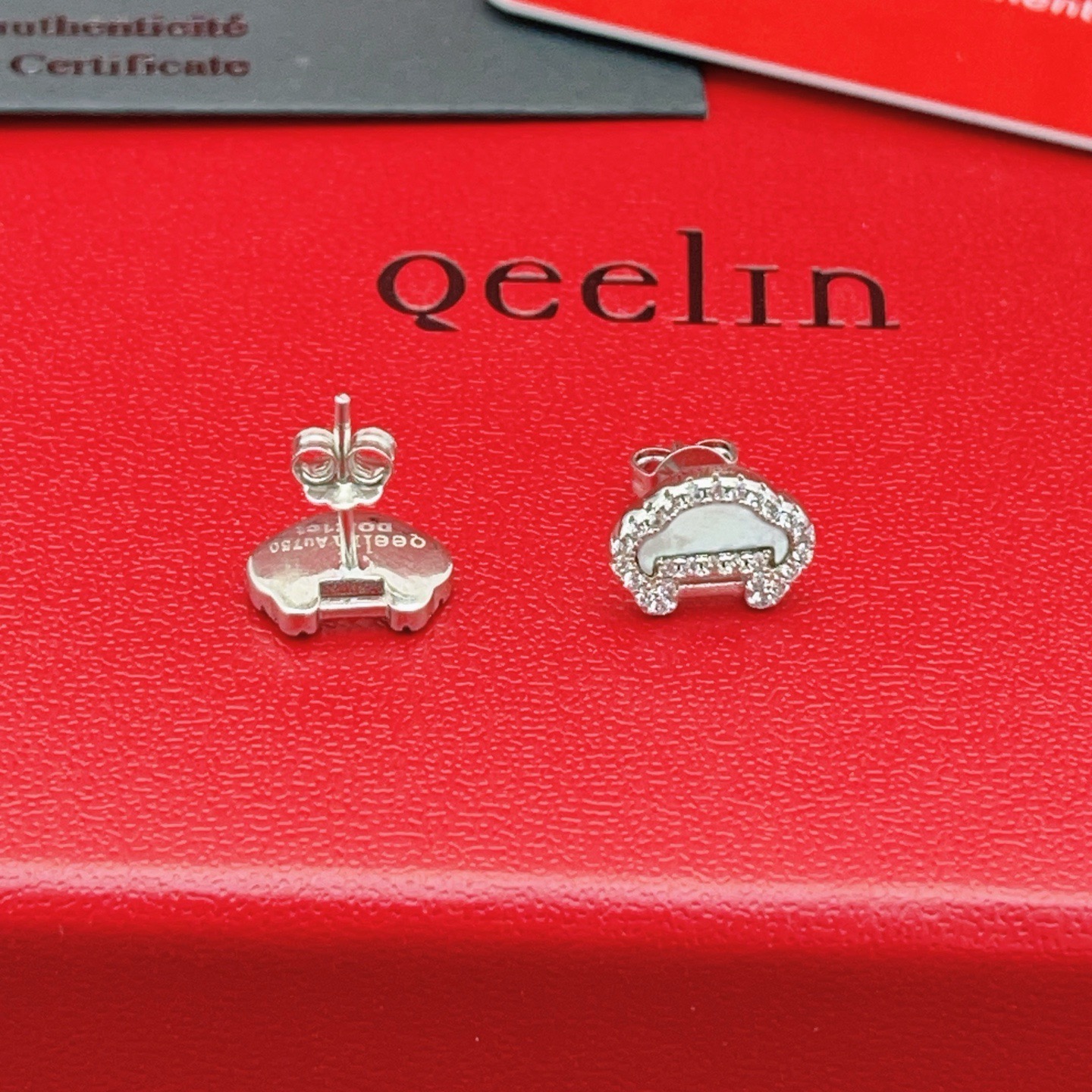 Qeelin ZP Yu Yi Lock earrings 18K white gold white mother-of-pearl clear diamond 8mm stud diameter