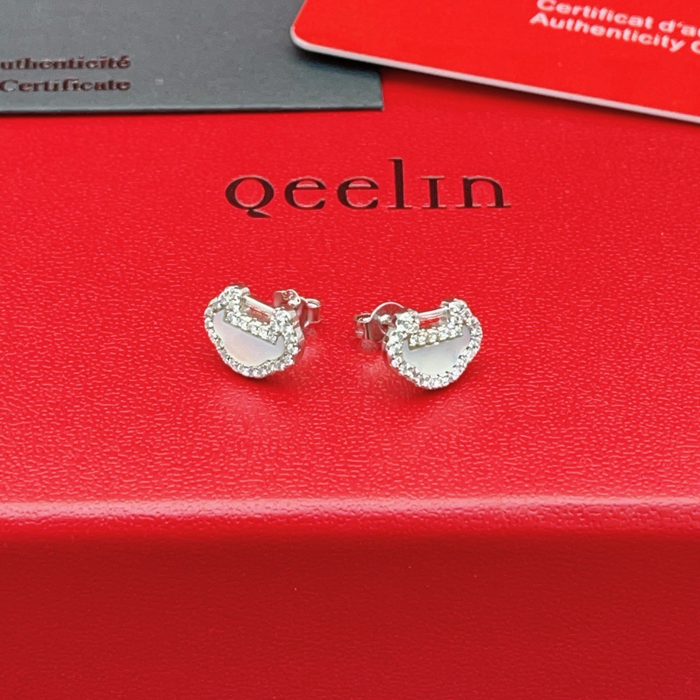 Qeelin ZP Yu Yi Lock earrings 18K white gold white mother-of-pearl clear diamond 8mm stud diameter