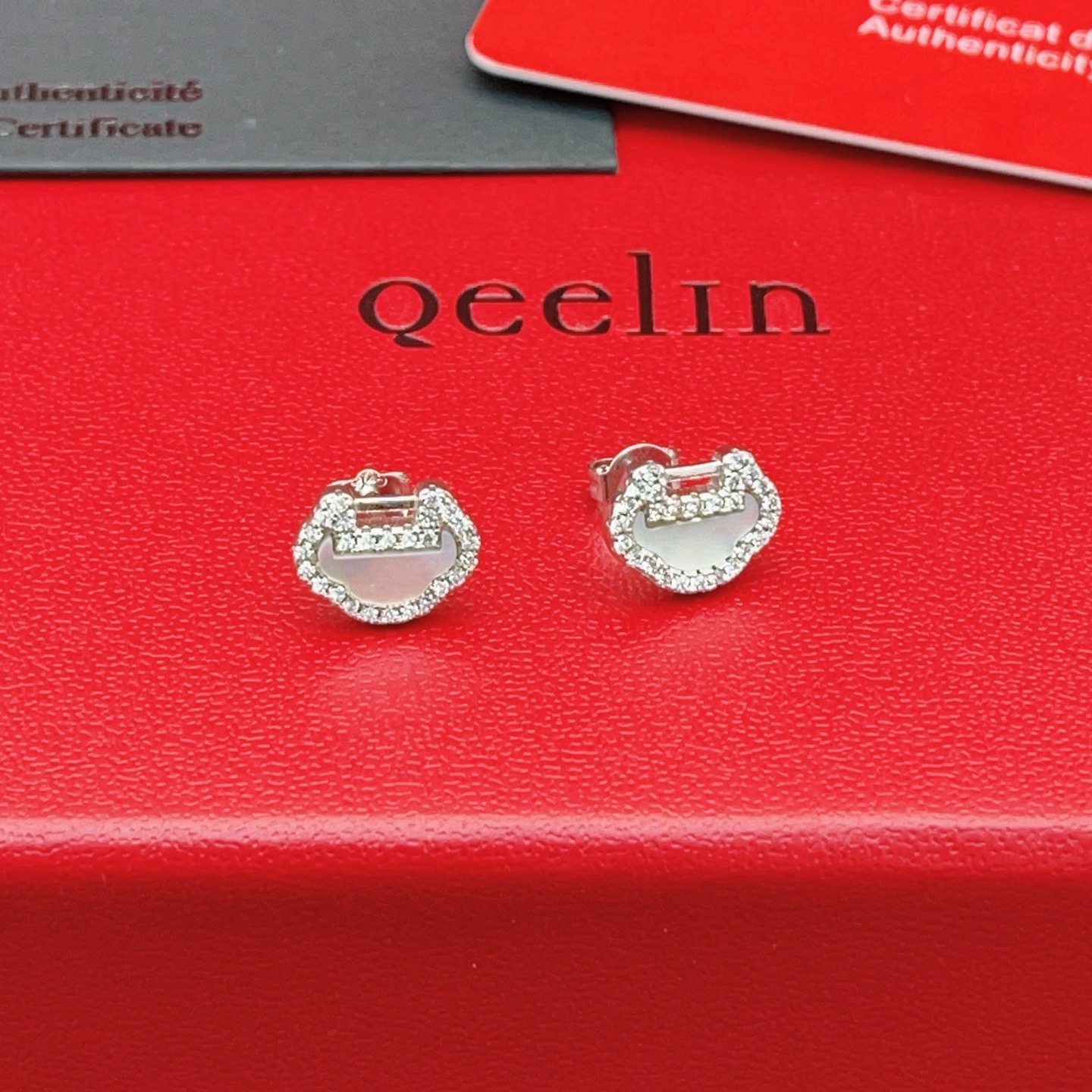 Qeelin ZP Yu Yi Lock earrings 18K white gold white mother-of-pearl clear diamond 8mm stud diameter