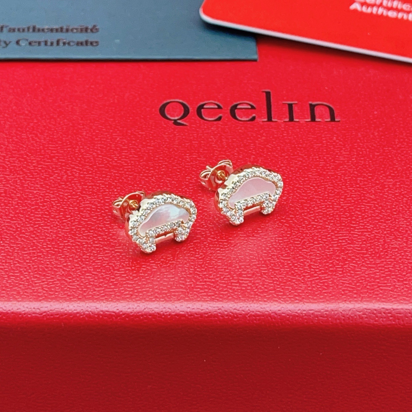 Qeelin Yu Yi earrings 18k rose gold white mother-of-pearl clear diamond 8mm stud diameter