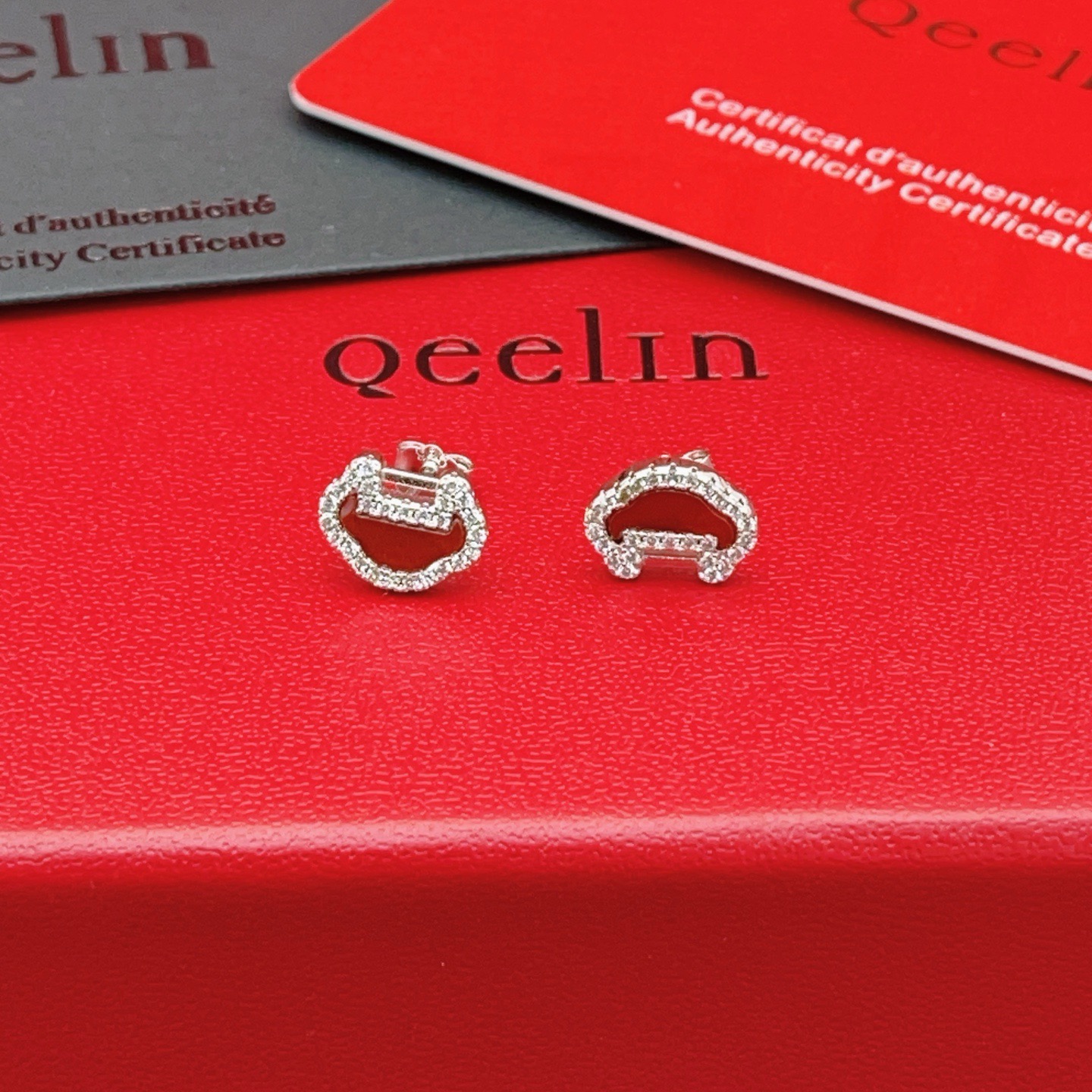 Qeelin ZP Series Ruyi Lock earrings 18K white gold red agate diamond 8mm stud diameter