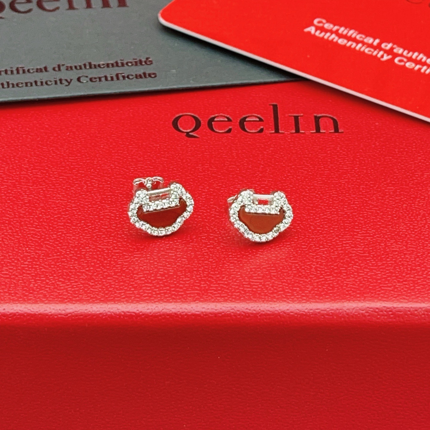Qeelin ZP Series Ruyi Lock earrings 18K white gold red agate diamond 8mm stud diameter