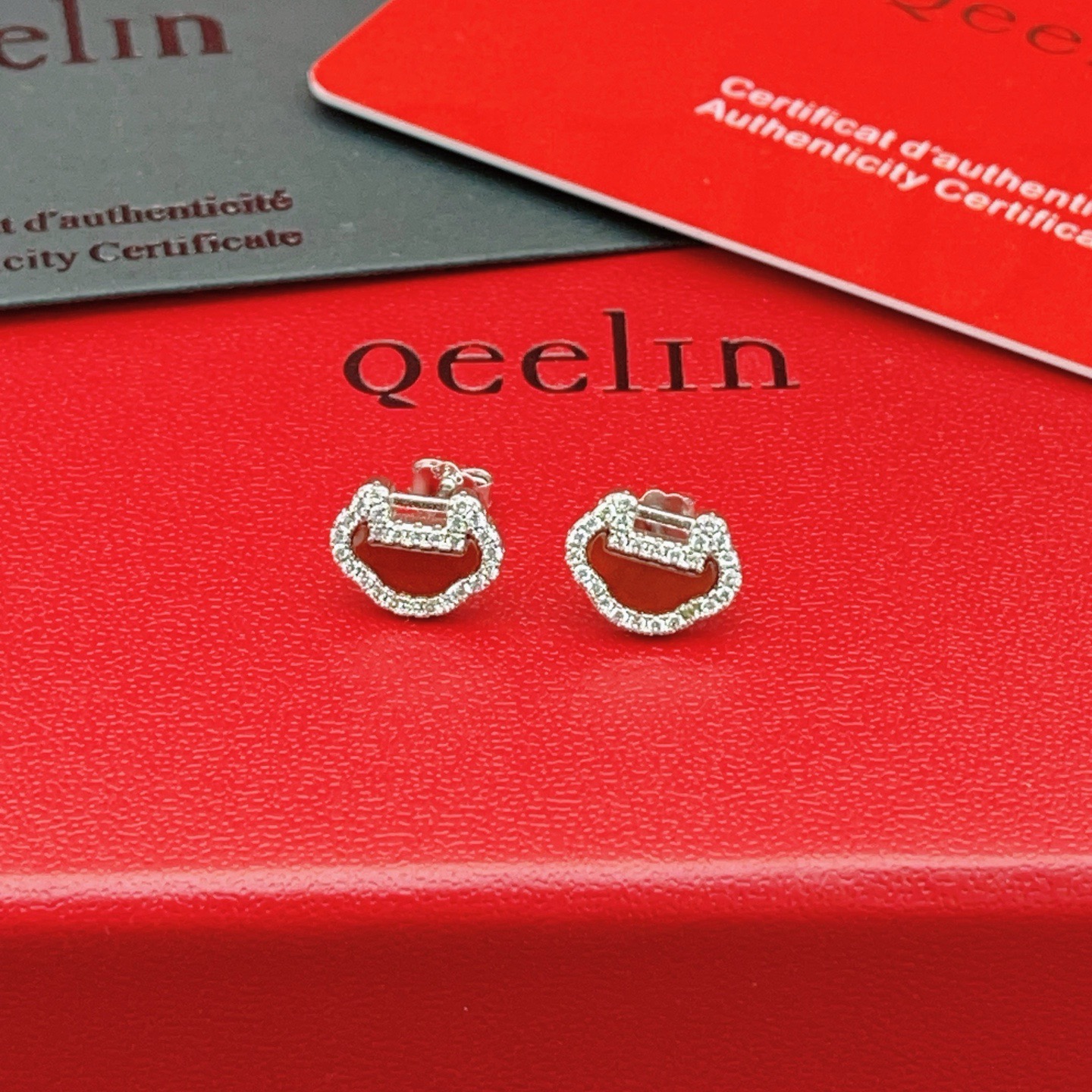 Qeelin ZP Series Ruyi Lock earrings 18K white gold red agate diamond 8mm stud diameter