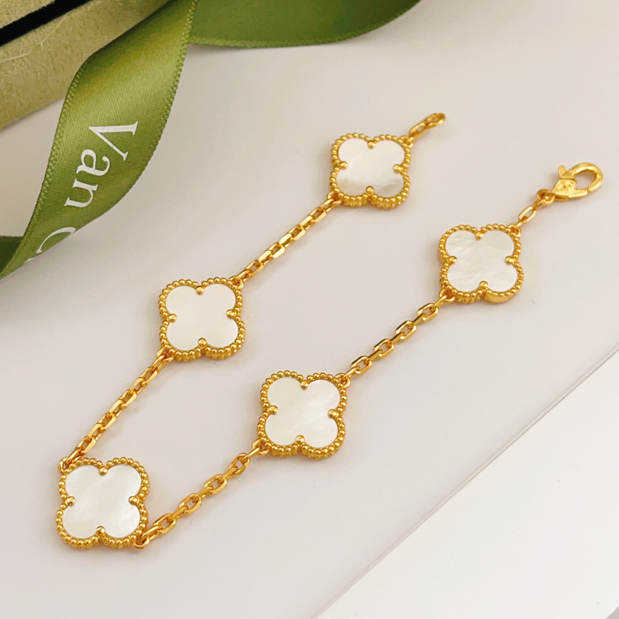 Bracciale Van Cleef Arpels Alhambra oro giallo madreperla bianca 18 cm