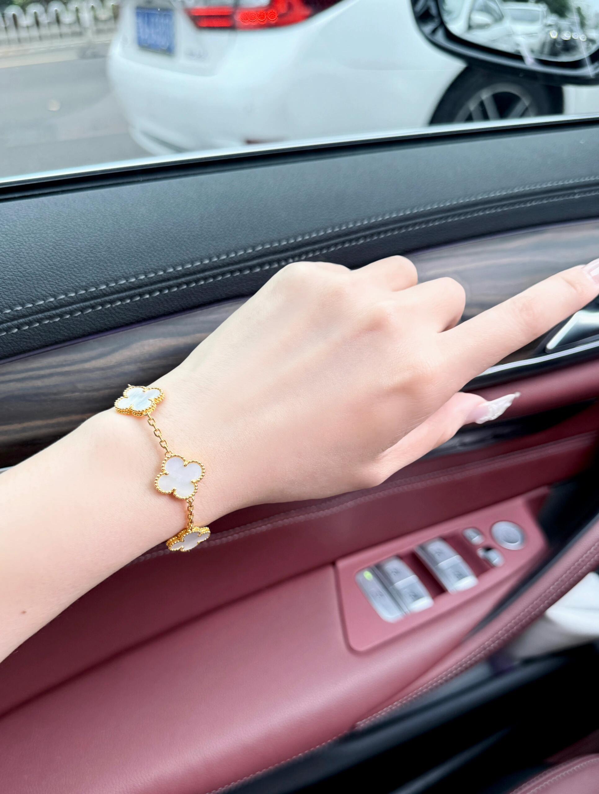 Bracciale Van Cleef Arpels Alhambra oro giallo madreperla bianca 18 cm