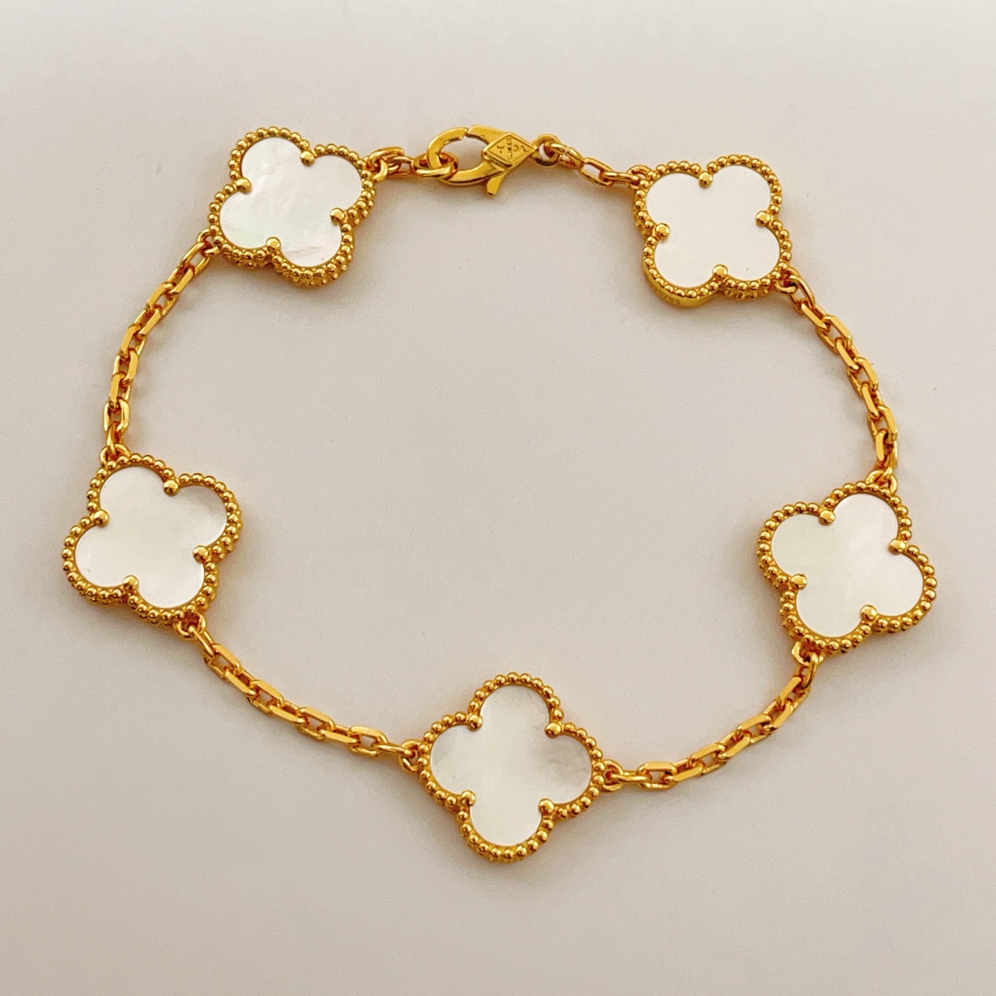 Bracciale Van Cleef Arpels Alhambra oro giallo madreperla bianca 18 cm