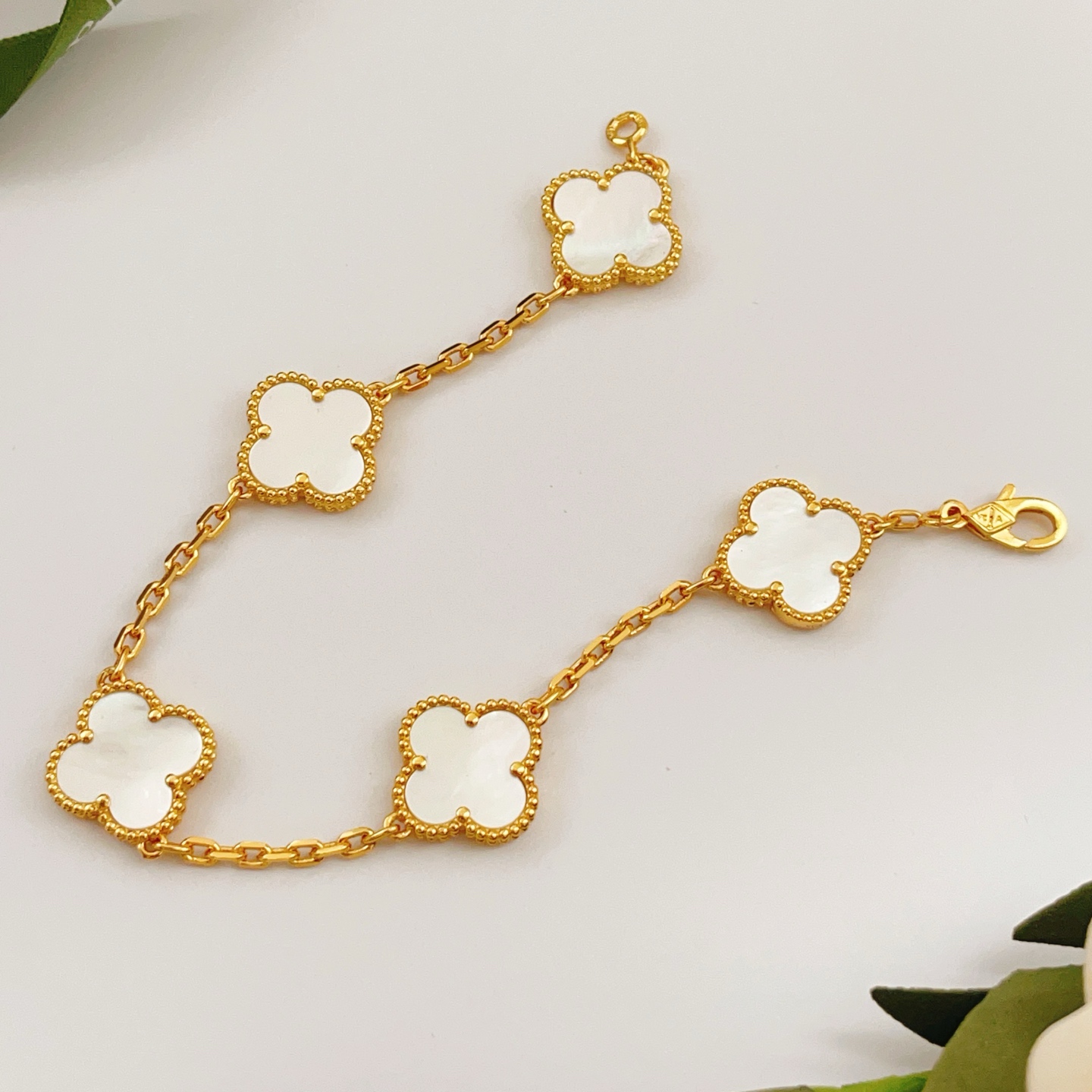 Bracciale Van Cleef Arpels Alhambra oro giallo madreperla bianca 18 cm