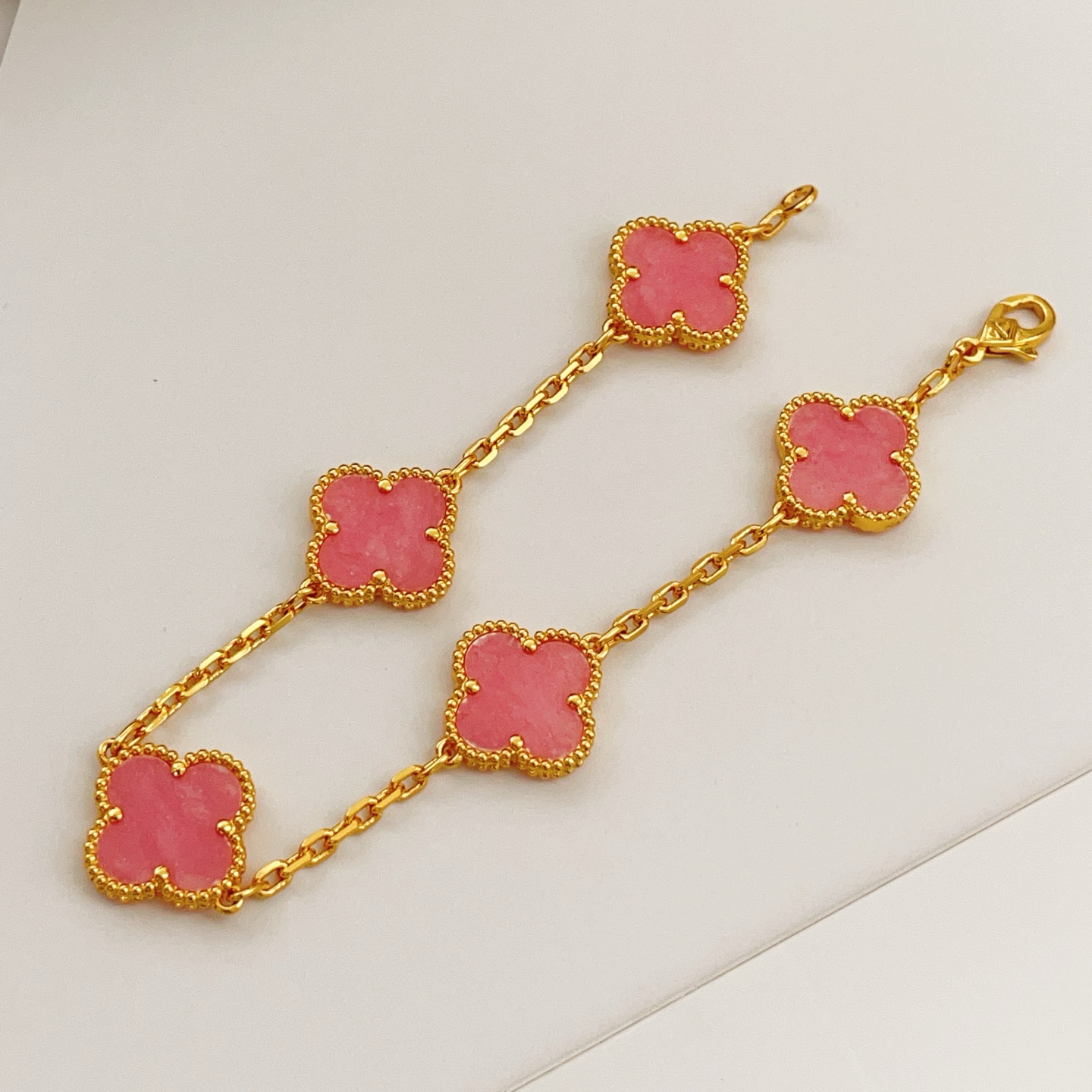Van Cleef Arpels Bracciale Vintage Alhambra Oro giallo con motivi di trifoglio di rodonite rosa 18 cm