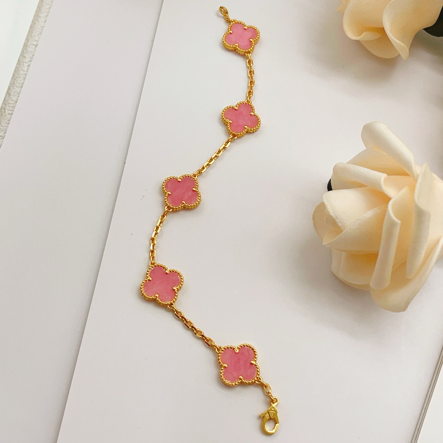 Van Cleef Arpels Bracciale Vintage Alhambra Oro giallo con motivi di trifoglio di rodonite rosa 18 cm