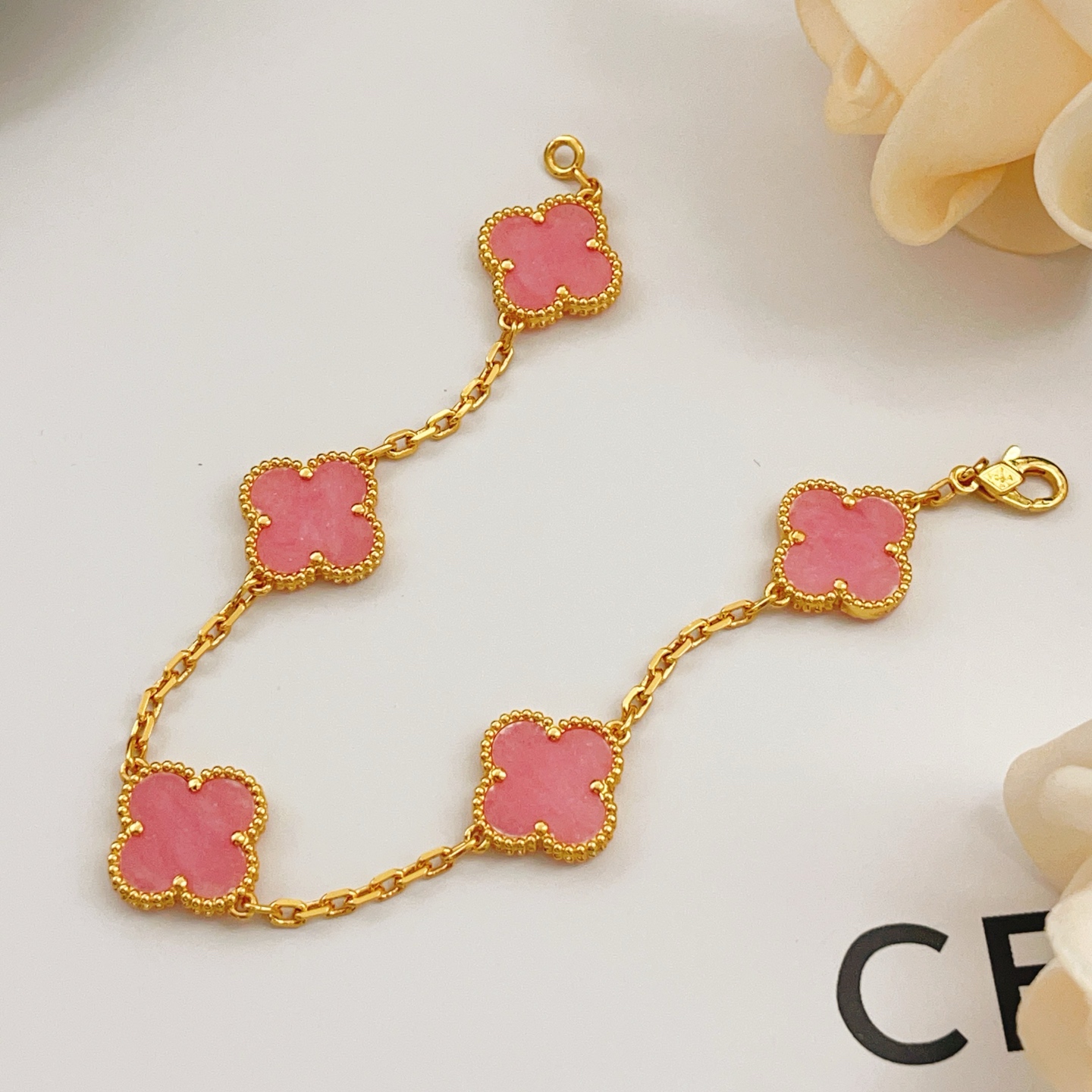 Van Cleef Arpels Bracciale Vintage Alhambra Oro giallo con motivi di trifoglio di rodonite rosa 18 cm