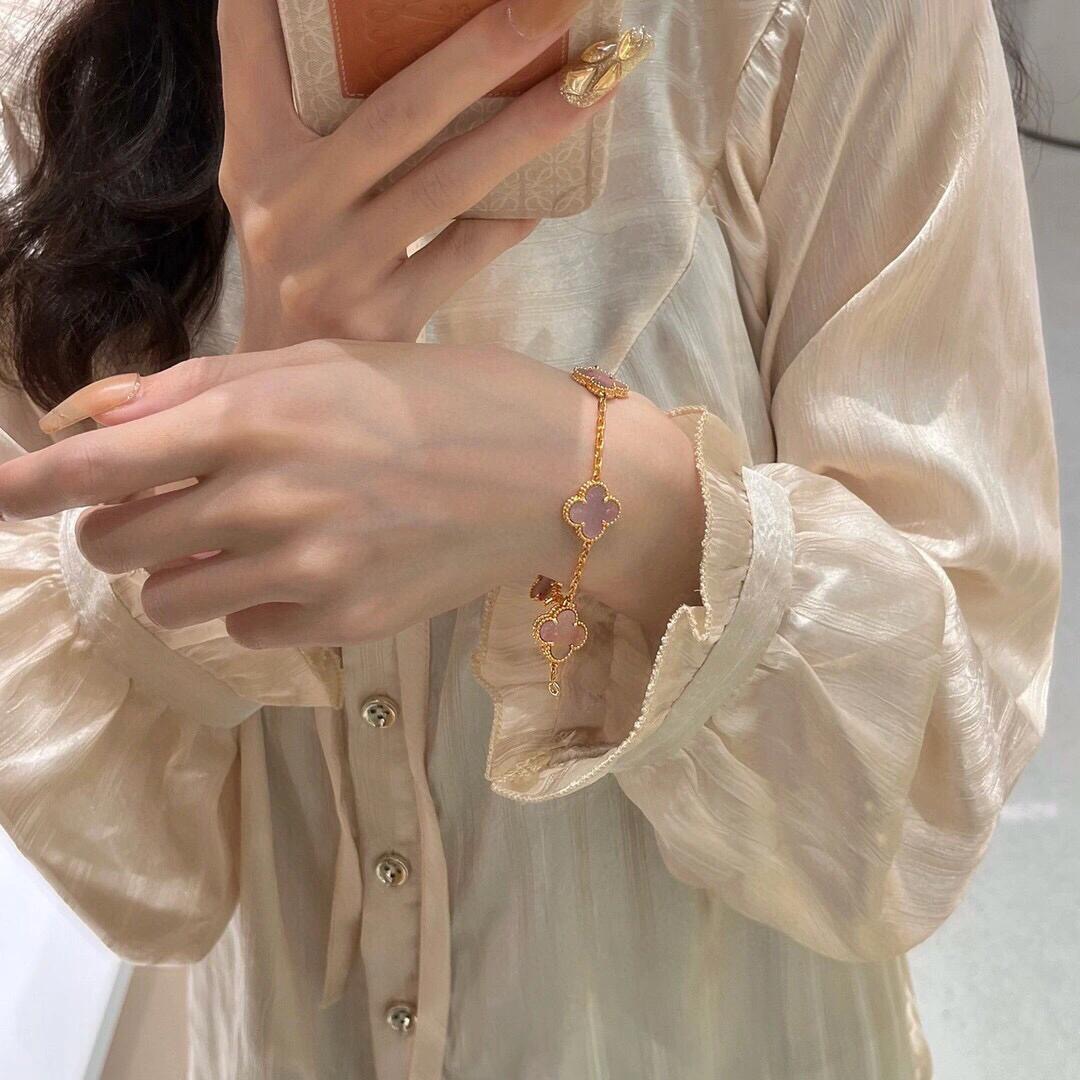 Bracciale Van Cleef Arpels Alhambra Oro rosa con madreperla bianca e rosa 18 cm