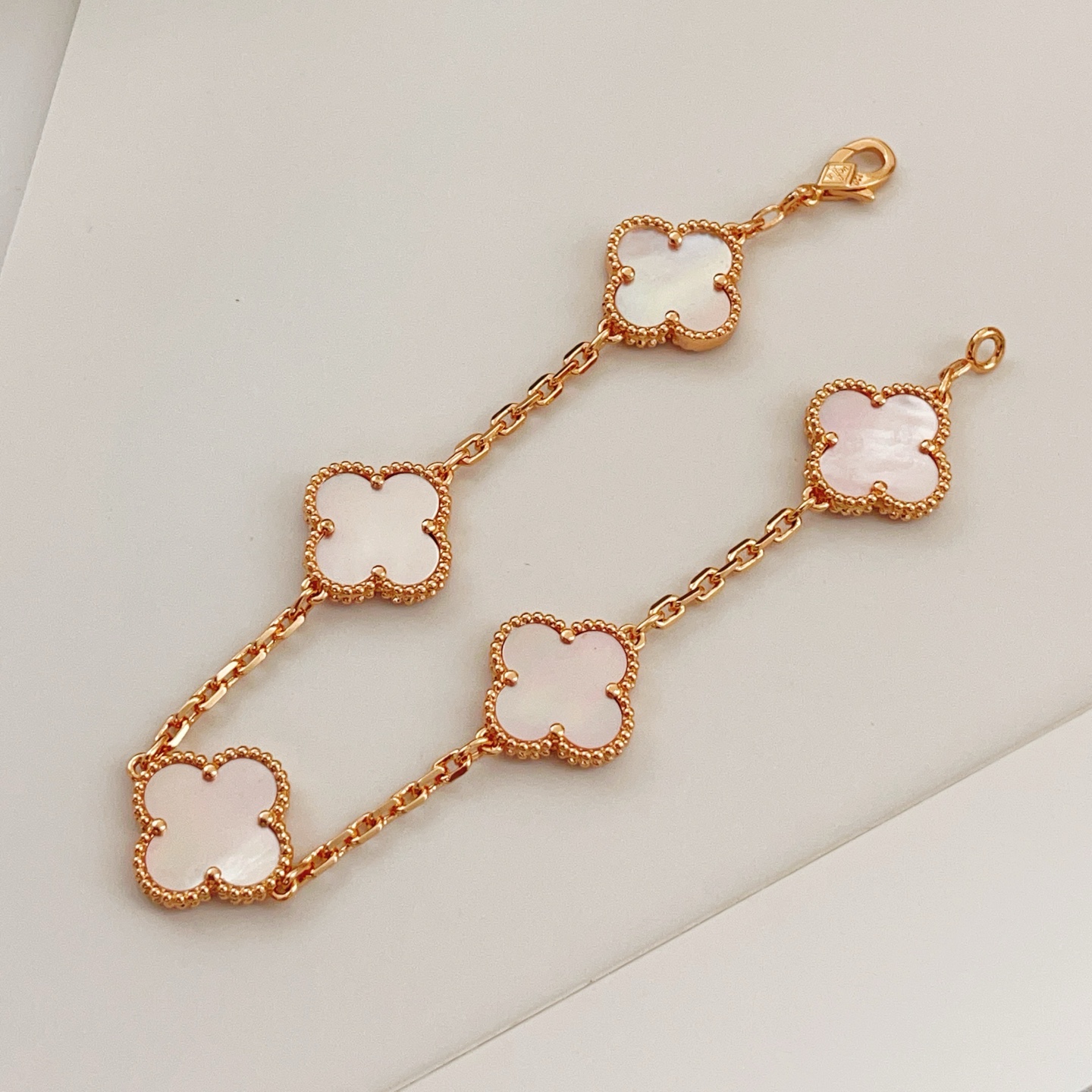 Bracciale Van Cleef Arpels Alhambra Oro rosa con madreperla bianca e rosa 18 cm
