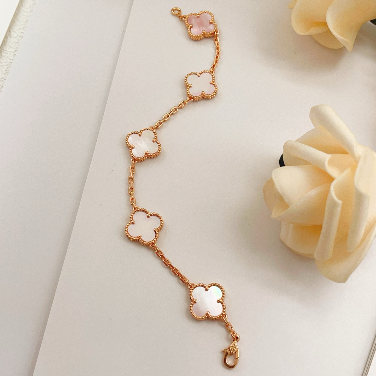 Bracciale Van Cleef Arpels Alhambra Oro rosa con madreperla bianca e rosa 18 cm