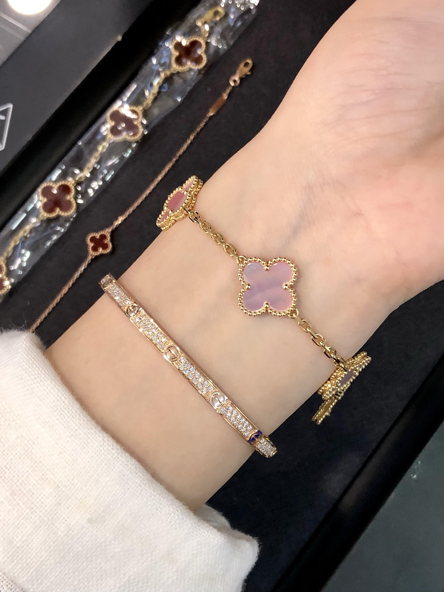 Bracciale Van Cleef Arpels Alhambra Oro rosa con madreperla bianca e rosa 18 cm