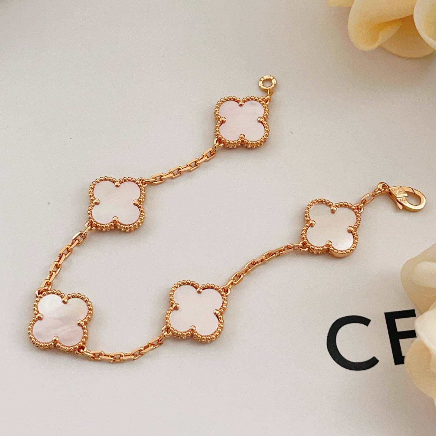Bracciale Van Cleef Arpels Alhambra Oro rosa con madreperla bianca e rosa 18 cm