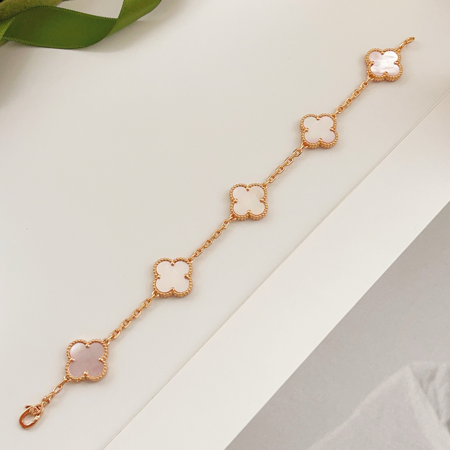 Bracciale Van Cleef Arpels Alhambra Oro rosa con madreperla bianca e rosa 18 cm